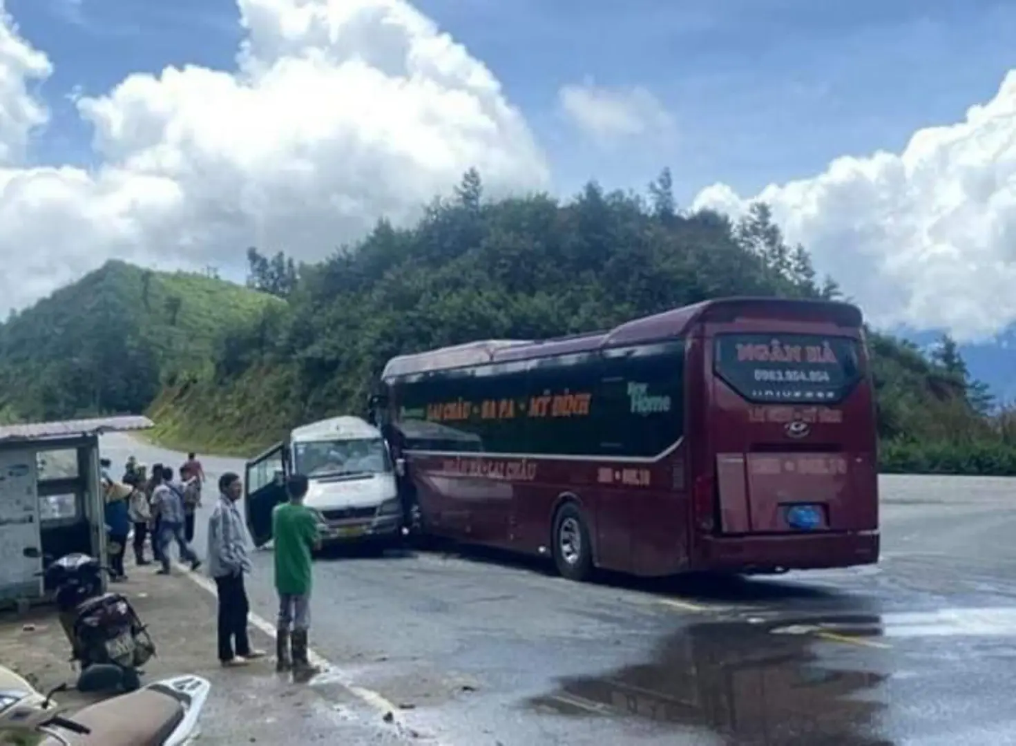 Tai nạn giao thông ngày 13/8/2023: Hai xe khách đâm nhau, hàng chục người bị thương