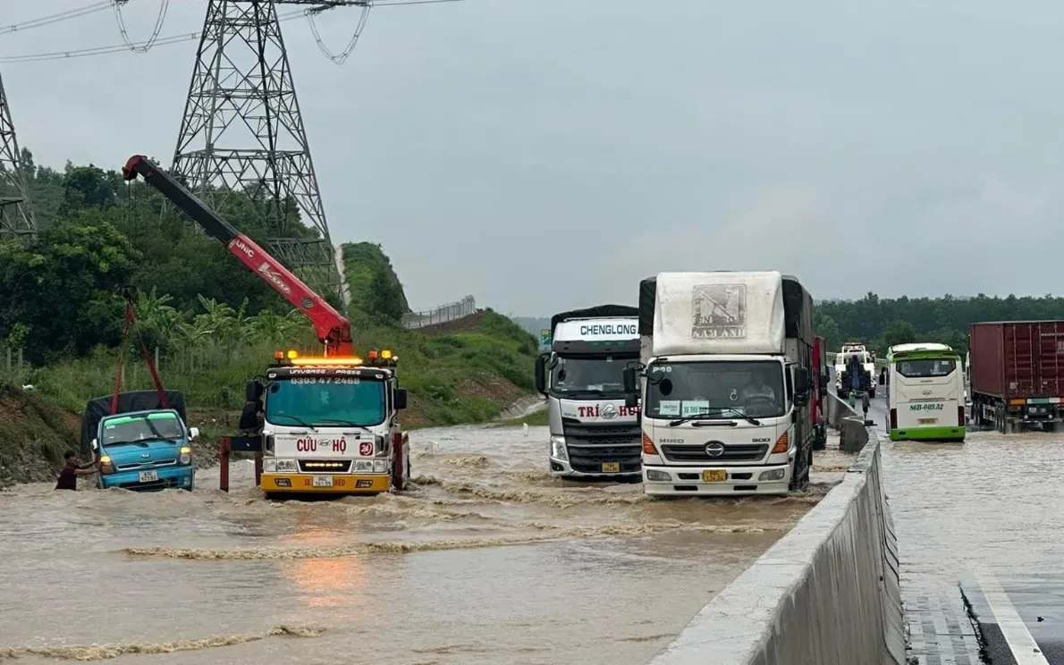 Xử lý tình trạng ngập cục bộ trên cao tốc Phan Thiết - Dầu Giây