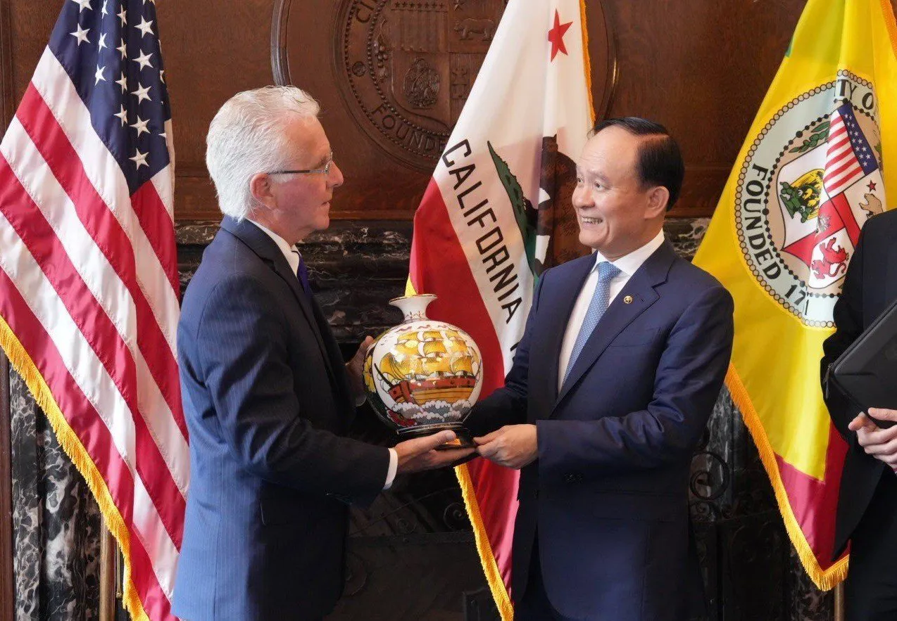 Chủ tịch HĐNDTP Hà Nội Nguyễn Ngọc Tuấn trao quà lưu niệm tặng TP Los Angeles. Ảnh: Đỗ Văn Trường