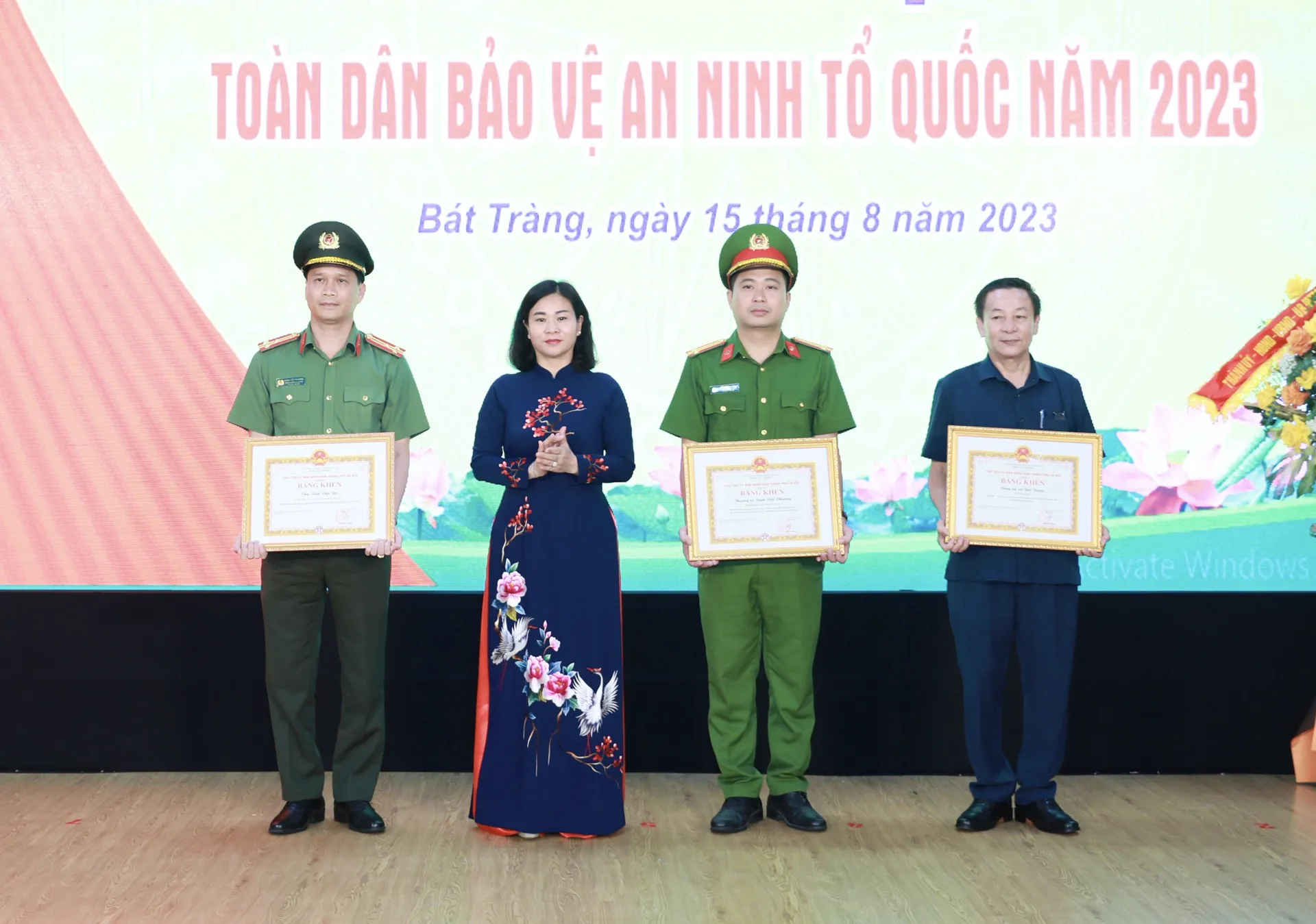 Phó Bí thư Thường trực Thành ủy Hà Nội Nguyễn Thị Tuyến trao Bằng khen của Chủ tịch UBNDTP cho các cá nhân có thành tích xuất sắc. Ảnh: Công Hùng