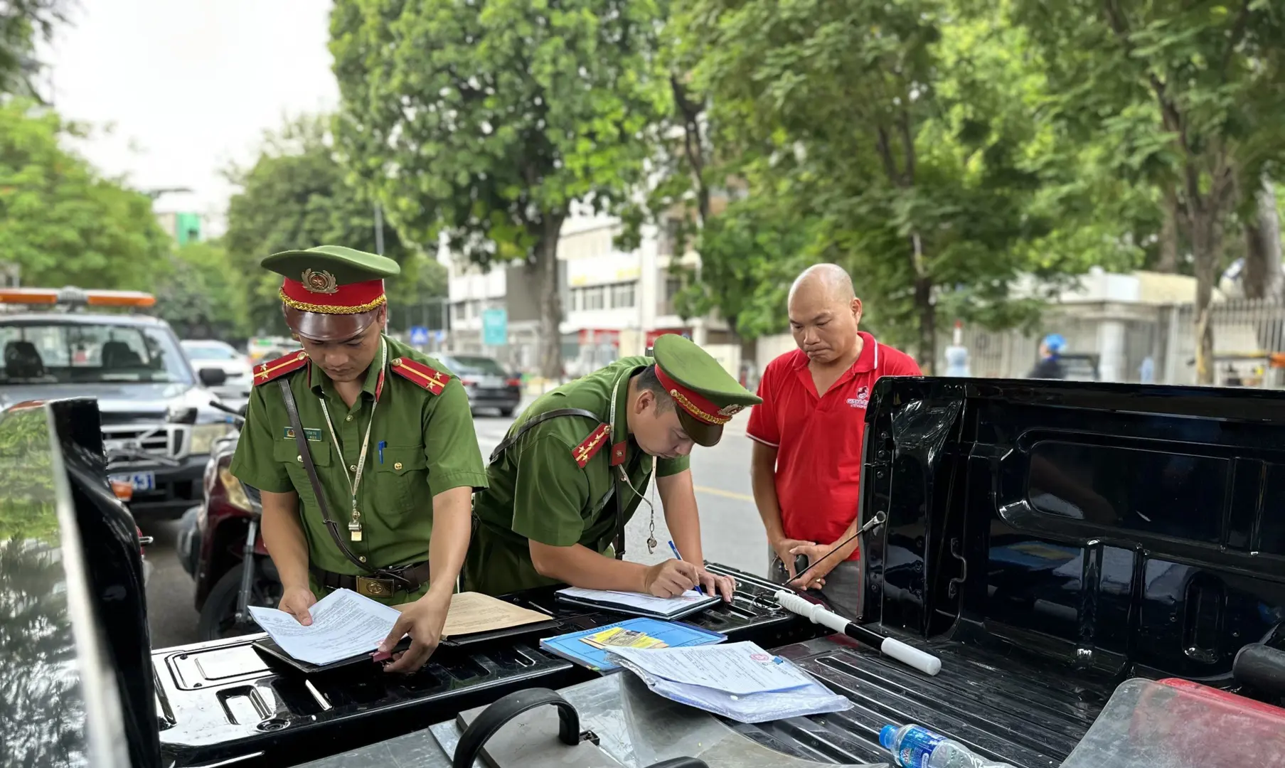 Tập trung xử lý nghiêm xe khách dừng đỗ không đúng nơi quy định