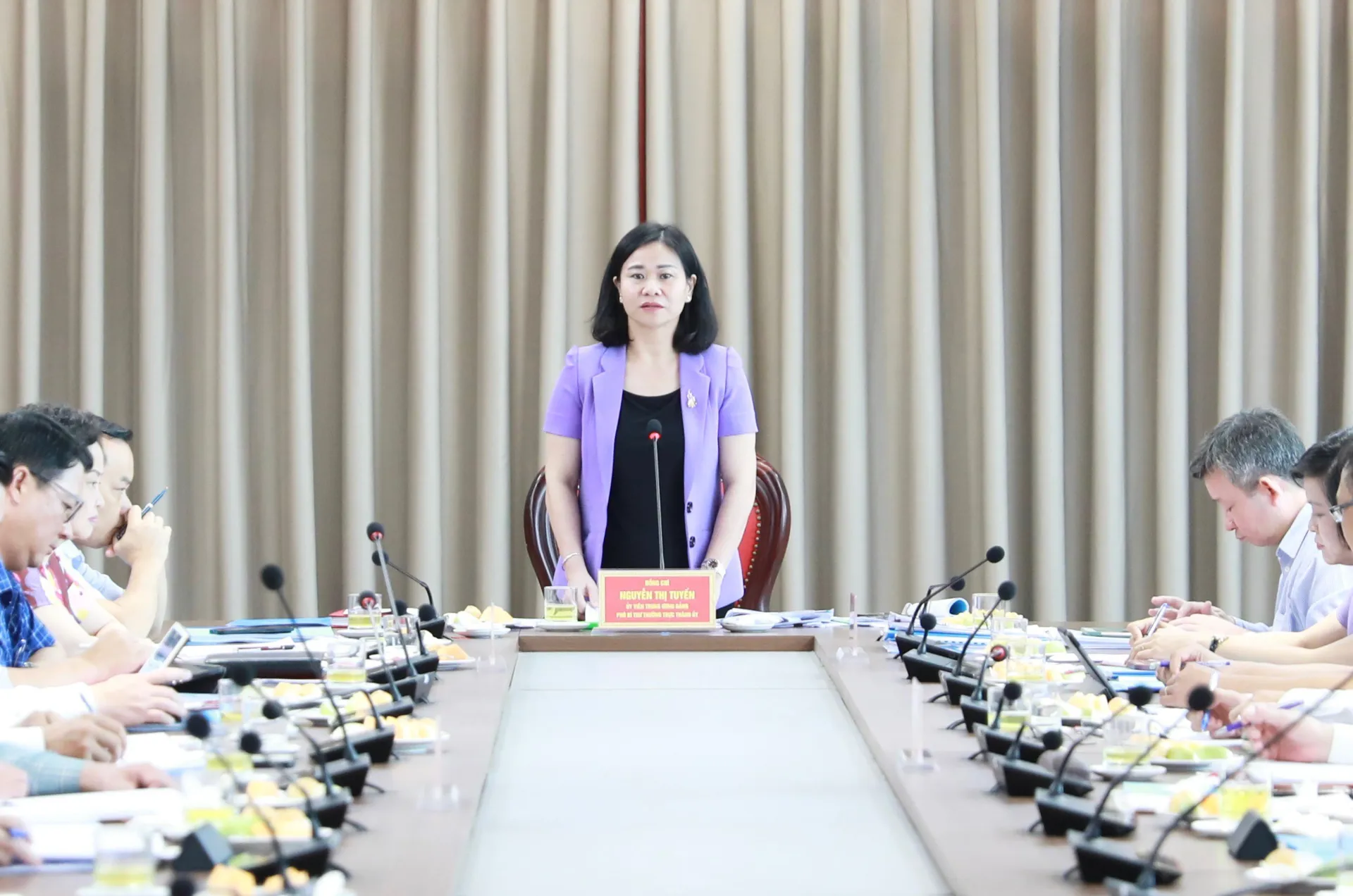 Phó Bí thư Thường trực Thành ủy Hà Nội Nguyễn Thị Tuyến chủ trì buổi làm việc với Liên hiệp các tổ chức hữu nghị TP Hà Nội. Ảnh: Phạm Hùng