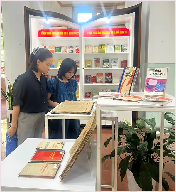Độc giả xem các ấn phẩm tư liệu tại Thư viện Quốc gia. Ảnh: Kim Thơ