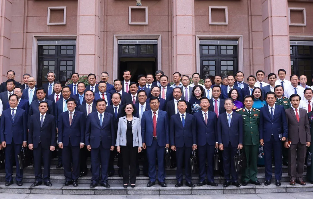 Ủy viên Bộ Chính trị, Thường trực Ban Bí thư, Trưởng ban Tổ chức T.Ư, Trưởng ban Chỉ đạo Lớp bồi dưỡng Trương Thị Mai cùng đại biểu và các học viên chụp ảnh chung. Ảnh: Văn Điệp
