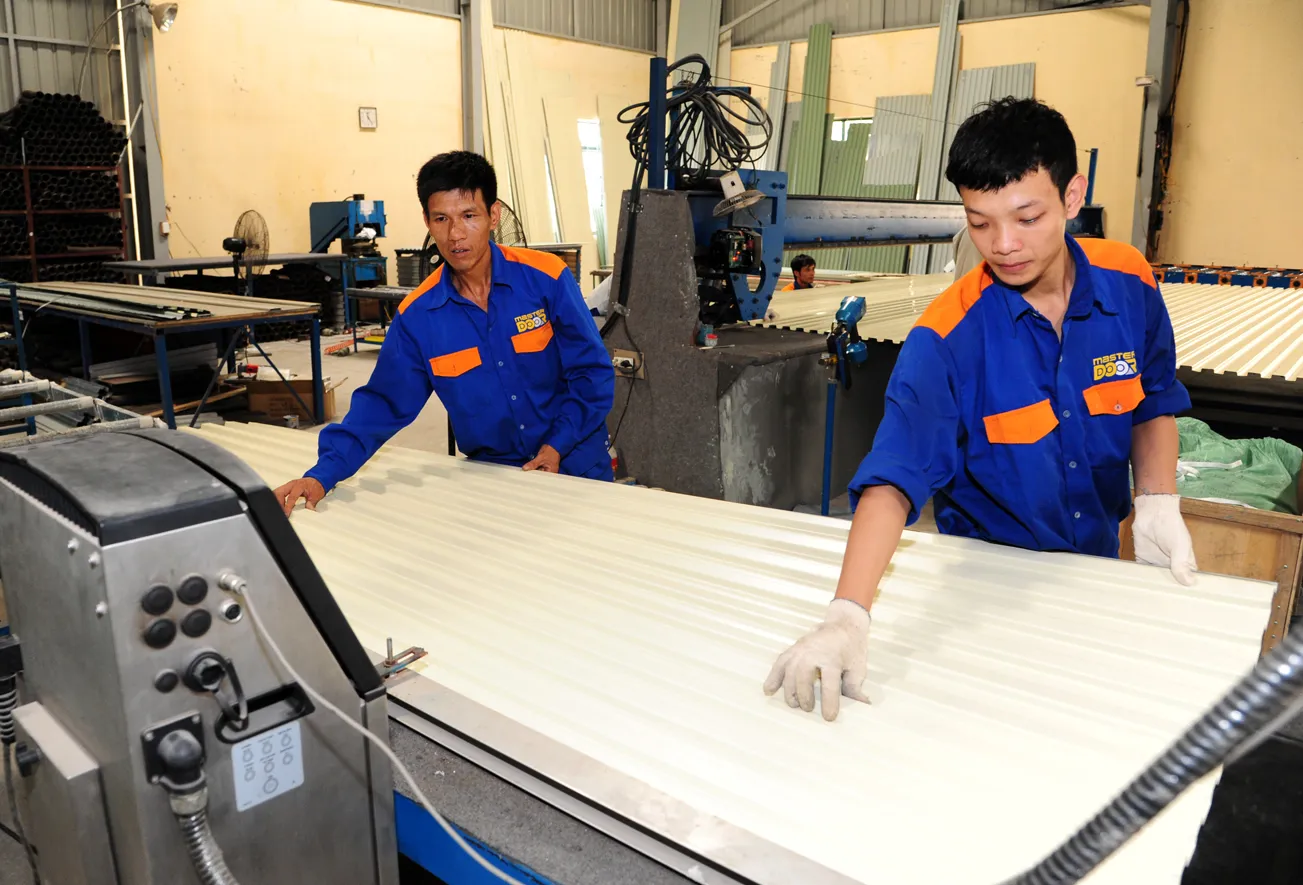 Vốn vay ngân hàng là điểm tựa cho doanh nghiệp phát triển sản xuất. Ảnh: Thanh Hải