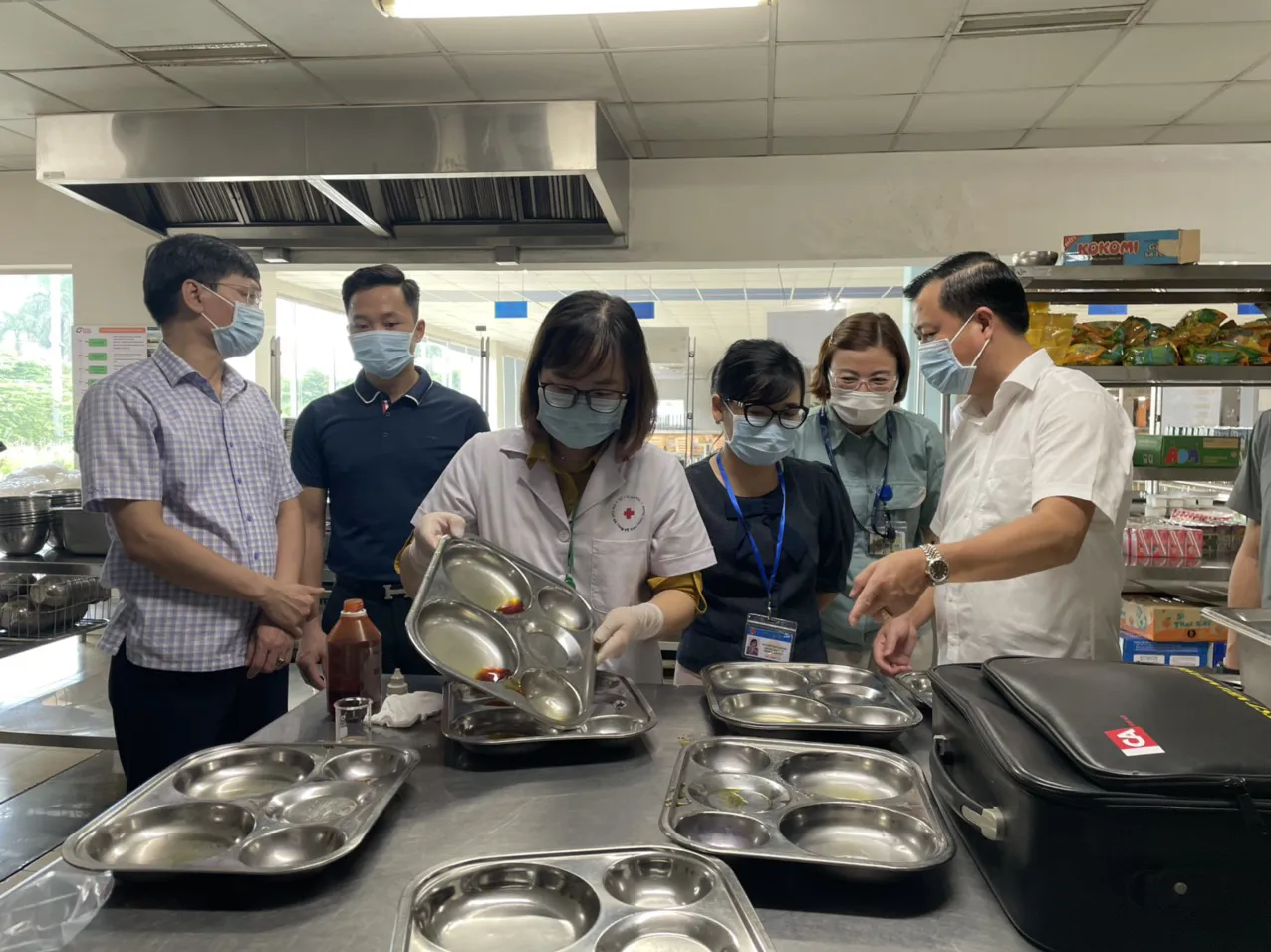 Chi cục trưởng Chi Cục ATVSTP Hà Nội Đặng Thanh Phong cùng đoàn kiểm tra gia vị tại bếp ăn tập thể Công ty TNHH Panasonic Việt Nam. Ảnh: Trần Thảo