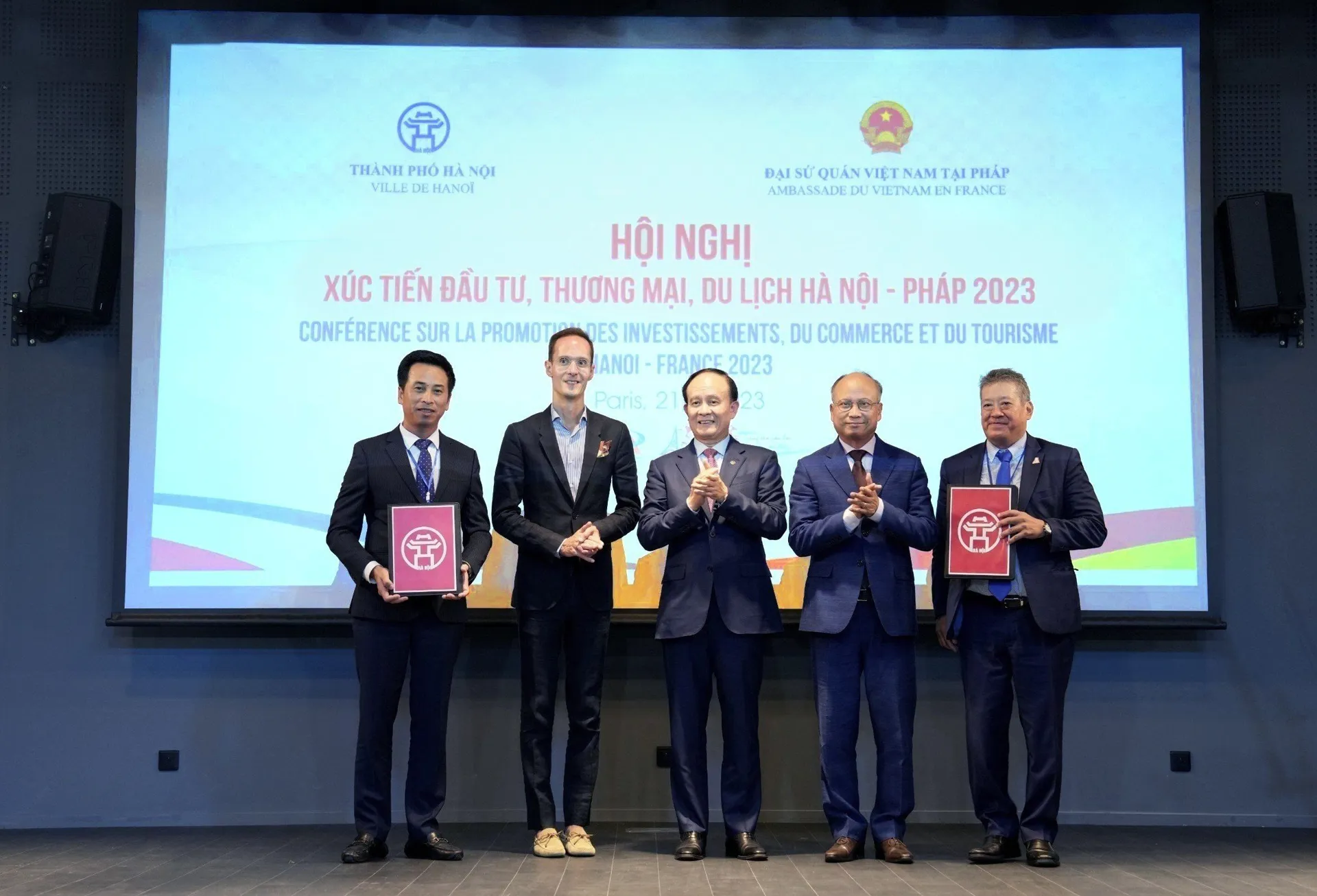 Chủ tịchHĐNDTPNguyễnNgọcTuấn chứng kiến Lễ trao Biên bản ghi nhớ hợp tác hỗ trợ kết nối doanh nghiệp Hà Nội với doanh nghiệp Pháp. Ảnh: Đỗ Trường