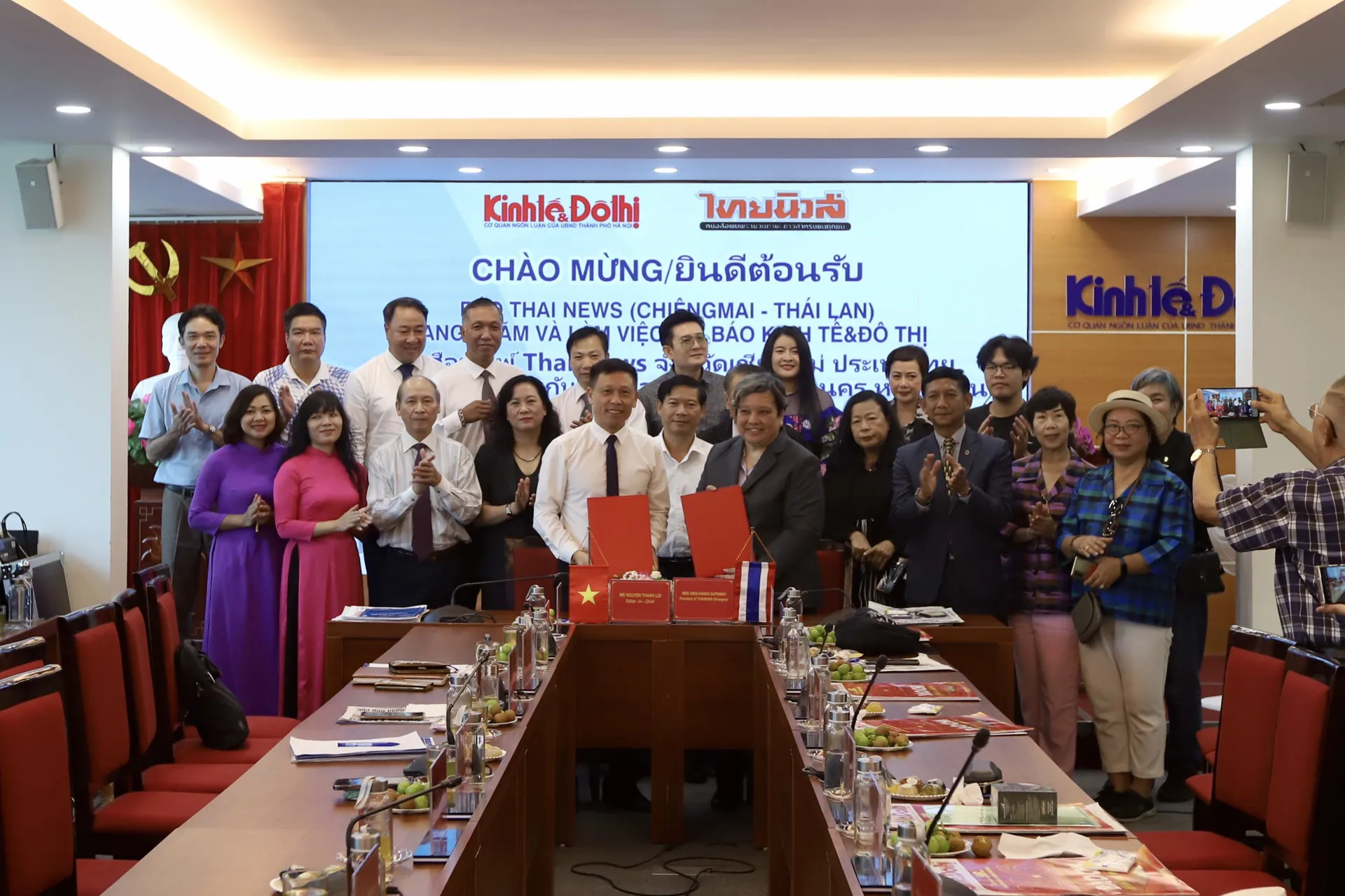 Đại diện Báo Kinh tế & Đô thị và Báo Thainews (Chiangmai, Thái Lan) ký kết biên bản hợp tác. Ảnh: Khánh Huy