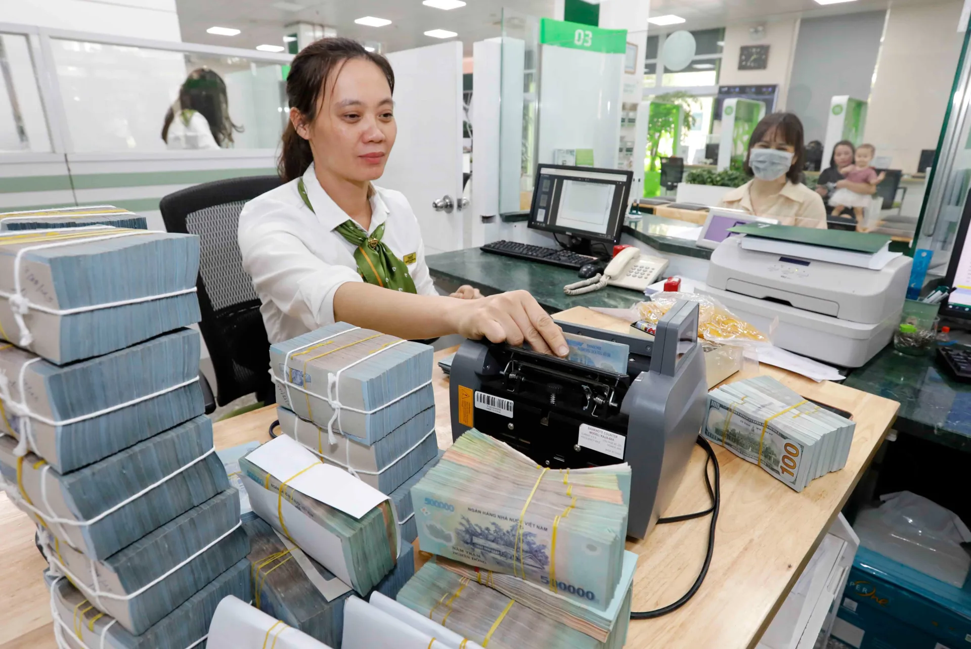 Nhiều ngân hàng hạ lãi suất điều hành để hỗ trợ các doanh nghiệp trong thời gian qua. Ảnh: Thanh Hải