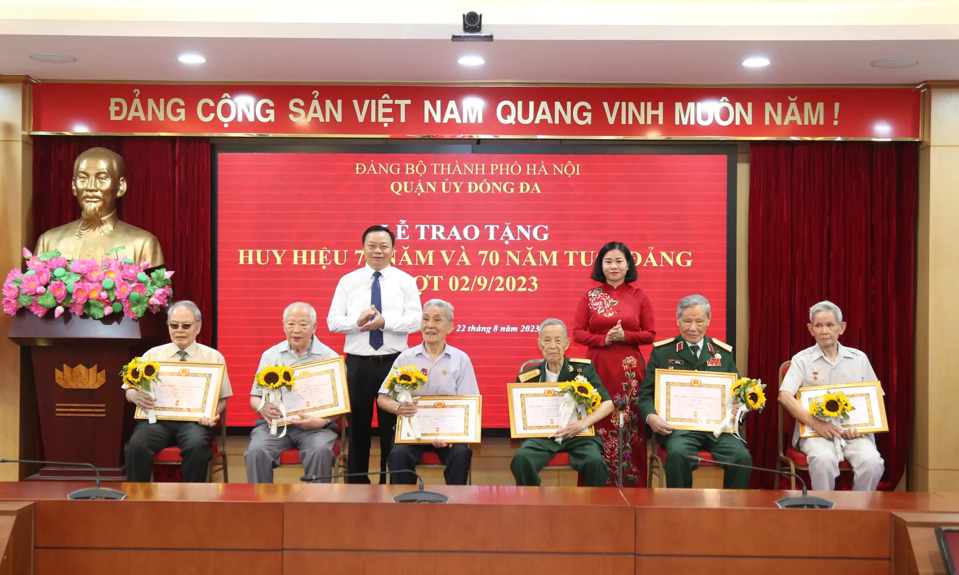 Phó Bí thư Thường trực Thành ủy Nguyễn Thị Tuyến cùng lãnh đạo quận Đống Đa trao Huy hiệu 75 năm tuổi Đảng cho các đảng viên lão thành. Ảnh: Thanh Hải