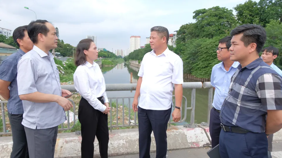 Phó Chủ tịch UBNDTP Hà Nội Nguyễn Mạnh Quyền trao đổi với đại diện các sở, ngành, UBND quận Hà Đông tại hiện trường dự án. Ảnh: Trọng Tùng