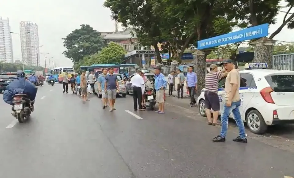 Xe taxi, phụ xe tràn ra đường Giải Phóng để bắt khách. Ảnh: Công Trình