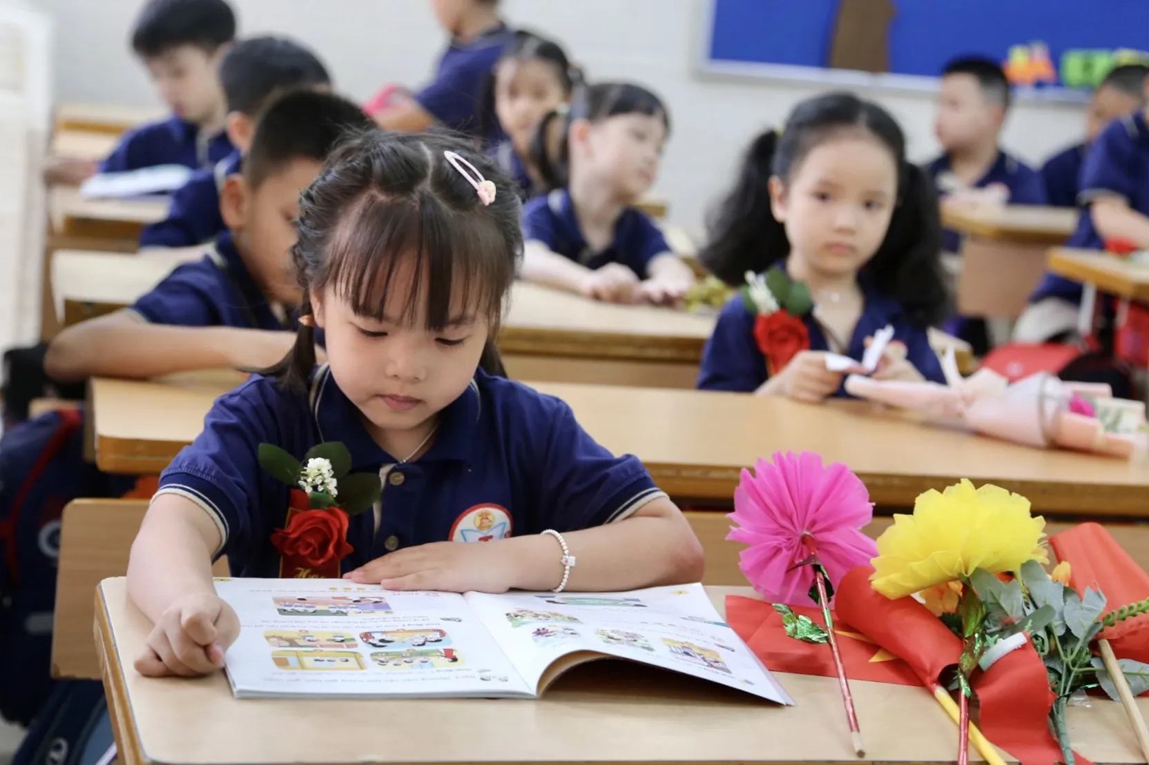 Đầu năm học mới là thời điểm phụ huynh học sinh phải đóng góp nhiều khoản chi phí. Ảnh: Ngọc Ánh
