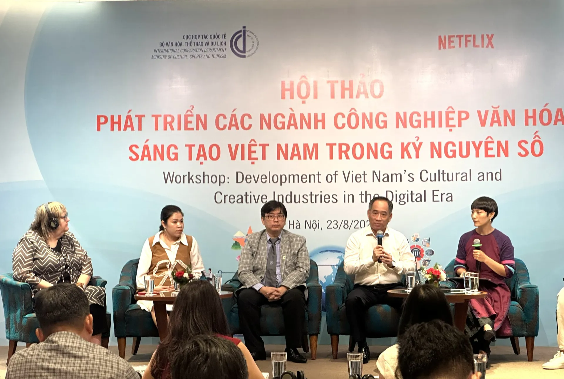 Các diễn giả trao đổi tại Hội thảo. Ảnh: Lại Tấn