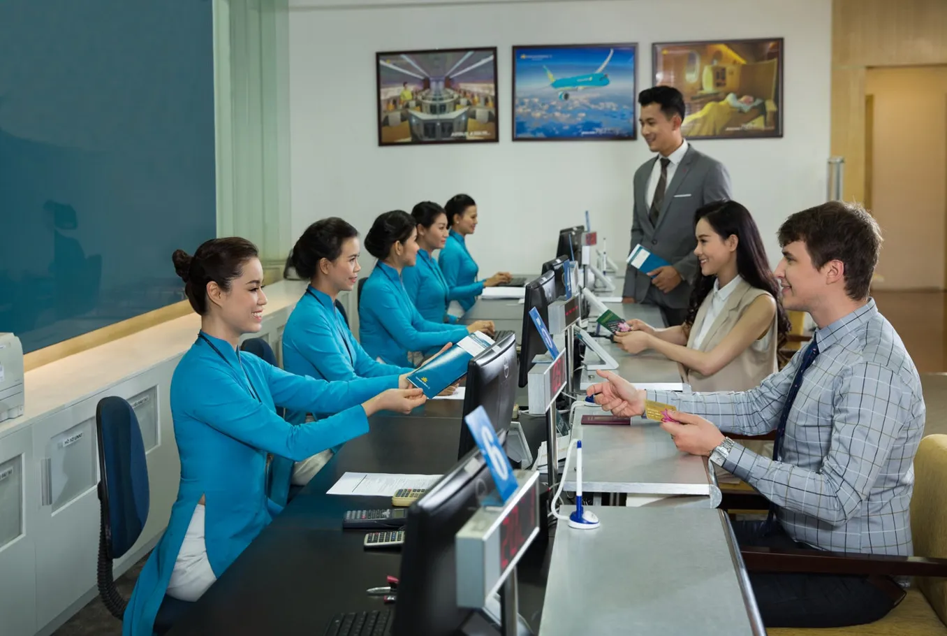 Khách hàng mua vé máy bay tại một đại lý. Ảnh: Duy Anh