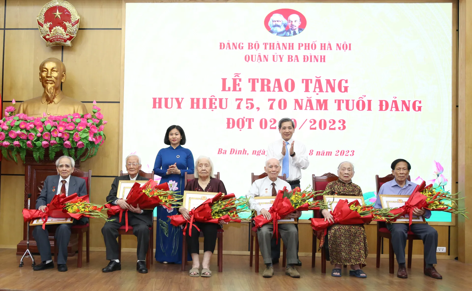 Phó Bí thư Thường trực Thành ủy Nguyễn Thị Tuyến cùng lãnh đạo quận Ba Đình trao Huy hiệu Đảng cho các đảng viên lão thành. Ảnh: Thanh Hải