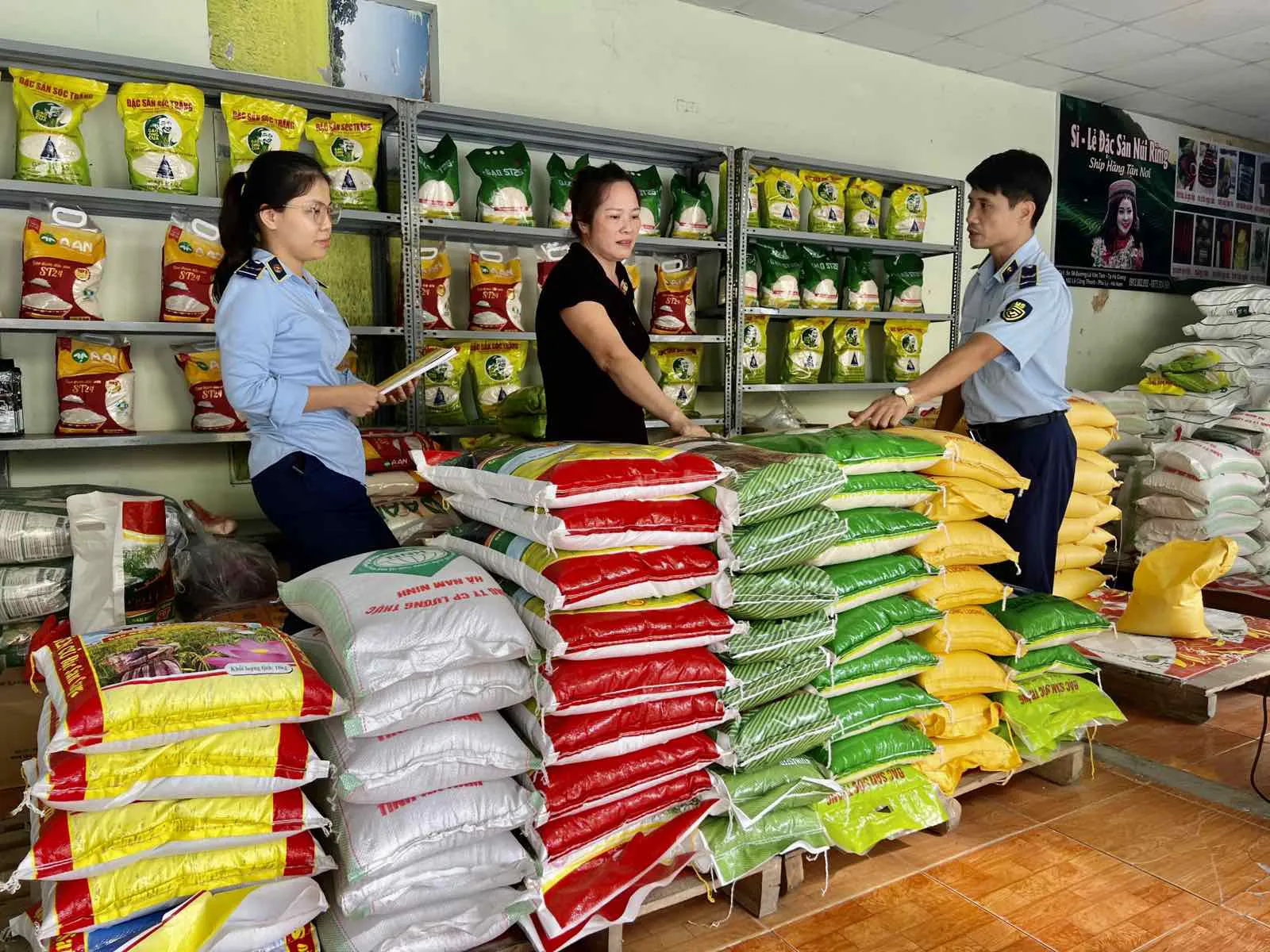 Quản lý thị trường tăng cường kiểm tra các cơ sở kinh doanh nhằm kiểm soát nguồn cung, giá bán, ngăn chặn các hành vi đầu cơ mặt hàng gạo. Ảnh: Hà Nam
