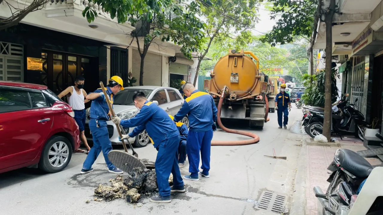 Công nhân thoát nước làm nhiệm vụ khơi thông hệ thống thoát nước. Ảnh: Uyên Sơn