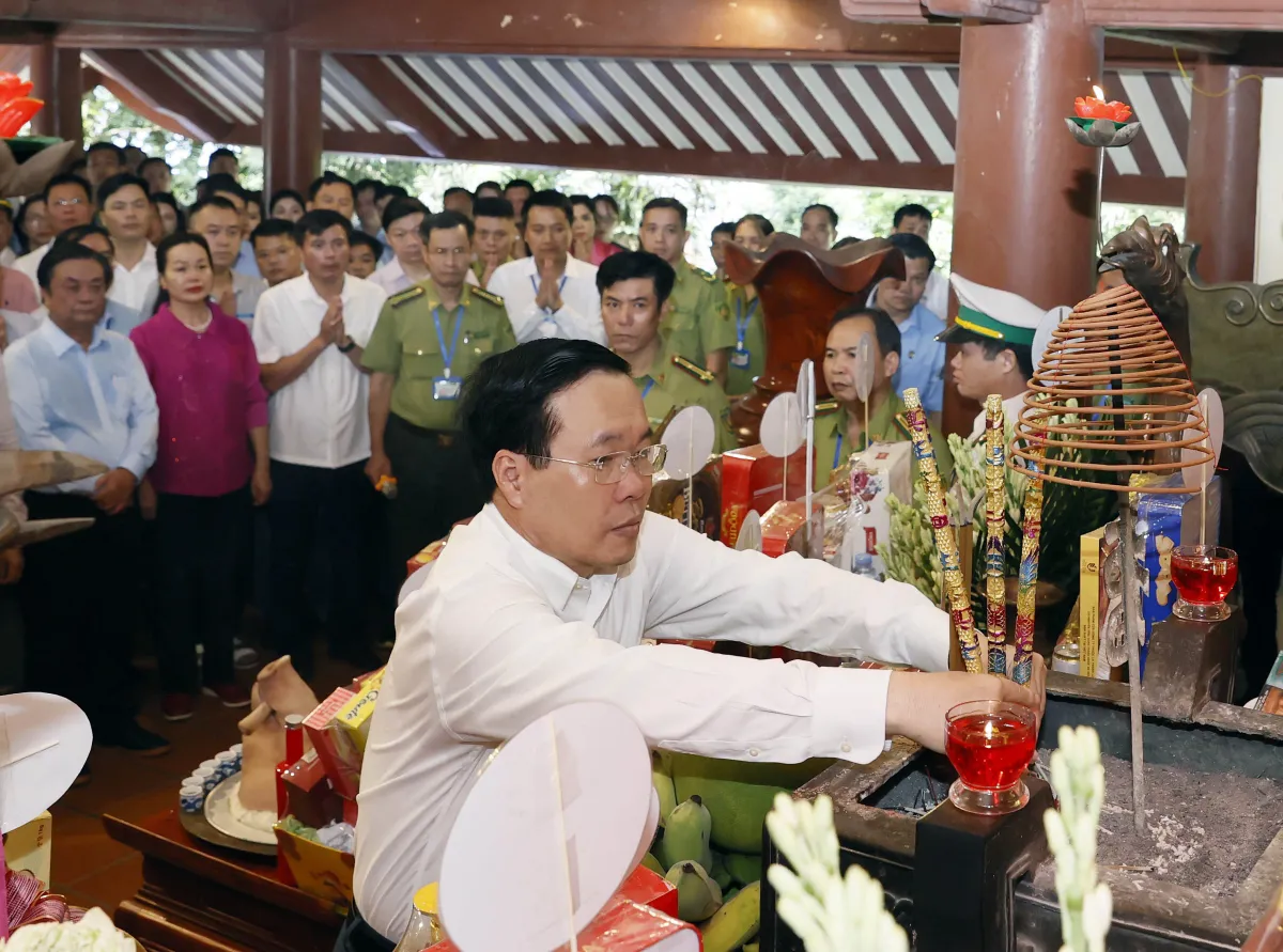 Thay mặt đồng chí, đồng bào cả nước, Chủ tịch nước Võ Văn Thưởng dâng hương tưởng nhớ công lao của Chủ tịch Hồ Chí Minh.