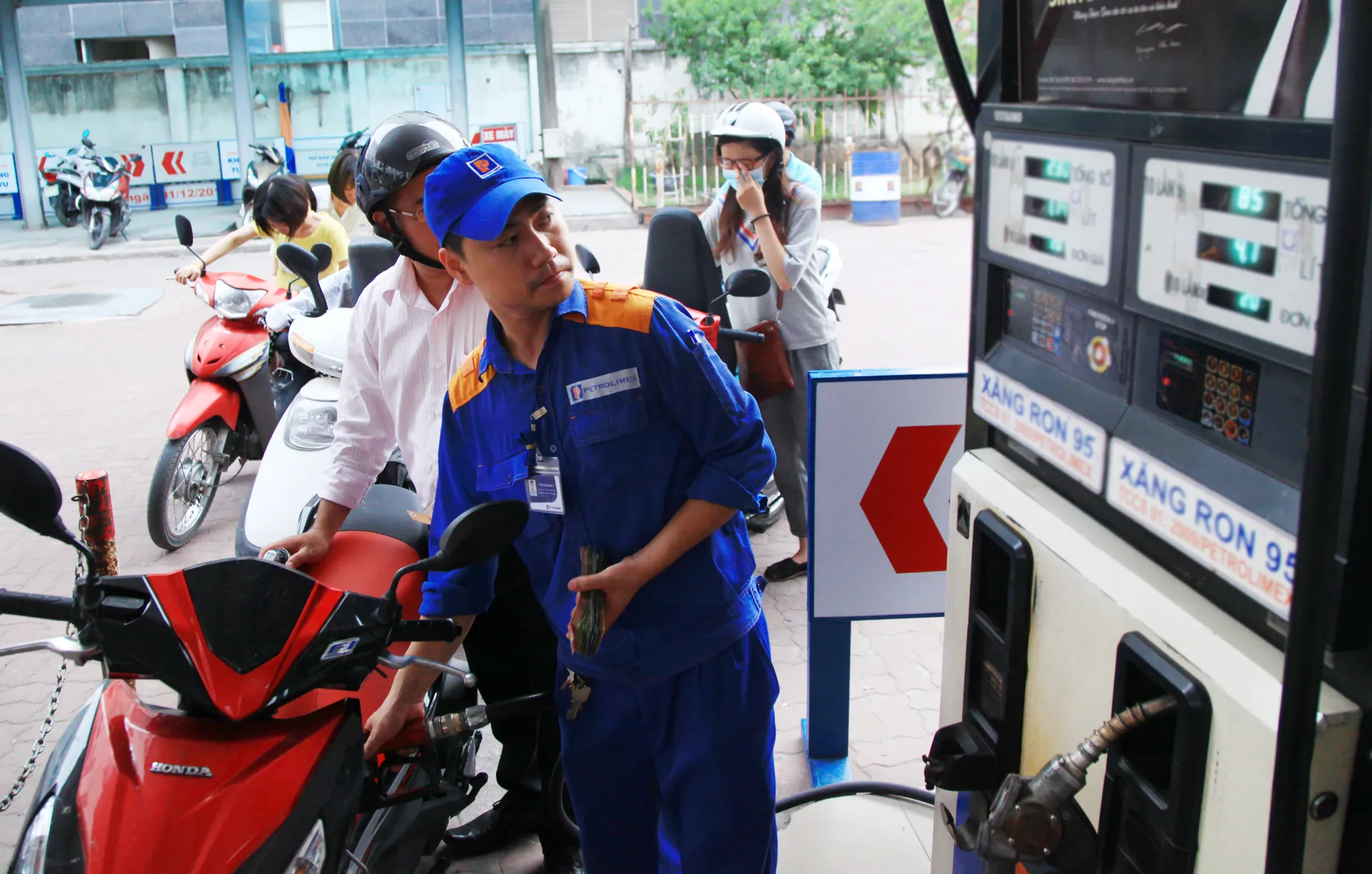 Mua bán xăng tại cửa hàng trên đường Xuân Thủy, quận Cầu Giấy. Ảnh: Phạm Hùng