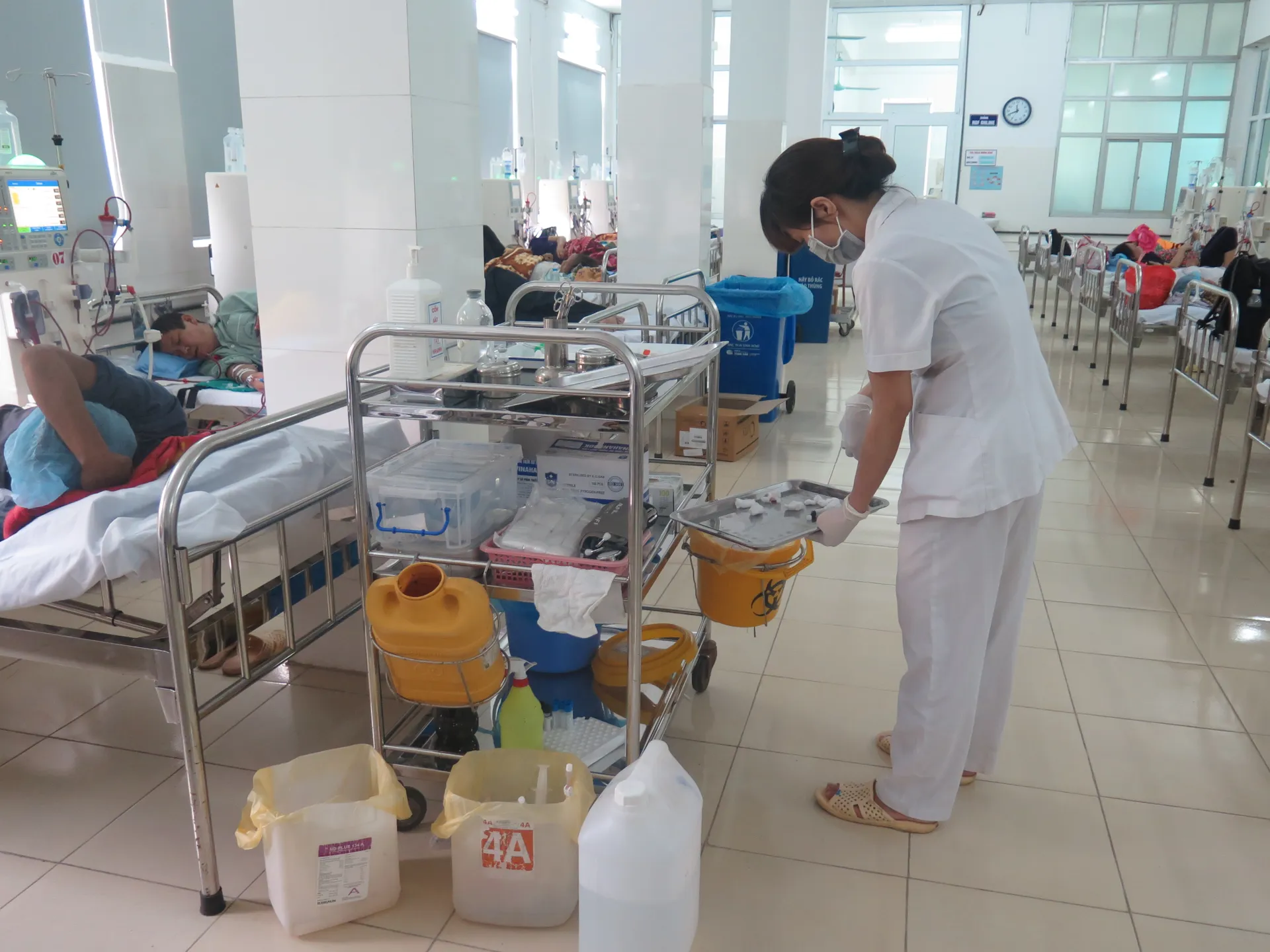 Nguồn rác thải nhựa tại các cơ sở y tế là rất lớn. Trong ảnh: Nhân viên y tế Bệnh viện Đa khoa Hà Đông, Hà Nội chuẩn bị thuốc điều trị cho bệnh nhân. Ảnh: Phạm Hùng