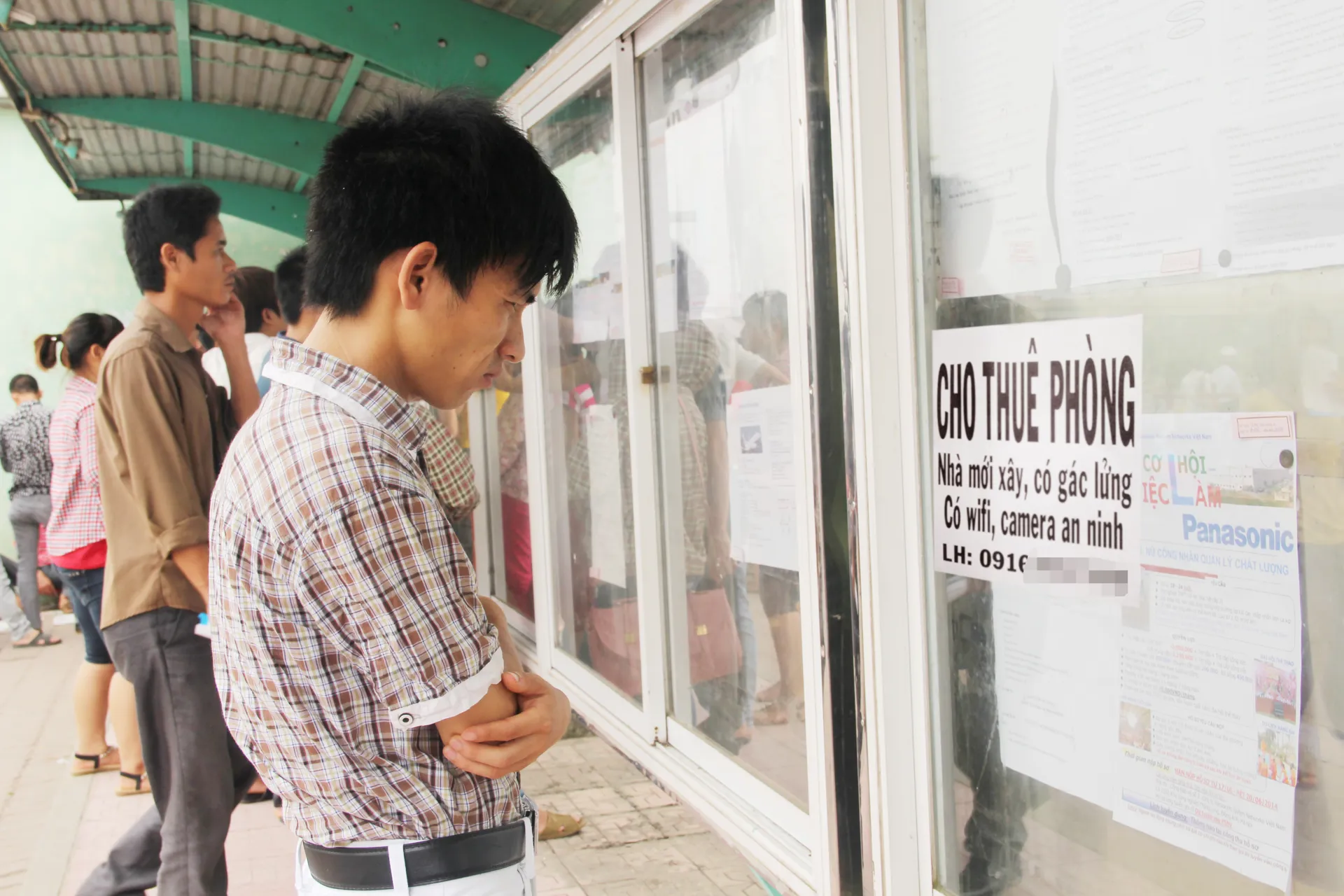 Nhu cầu nhà ở của công nhân tại các khu công nghiệp là rất cao. Trong ảnh: Người lao động tìm hiểu thông tin thuê phòng trọ tại bảng tin ở Khu công nghiệp Thăng Long, huyện Đông Anh. Ảnh: Công Hùng