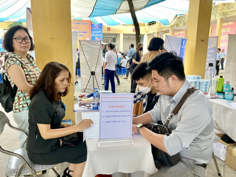 Phiên Giao dịch việc làm lưu động quận Nam Từ Liêm năm 2023 tạo nhiều cơ hội việc làm cho người lao động. Ảnh: Nguyễn Hải