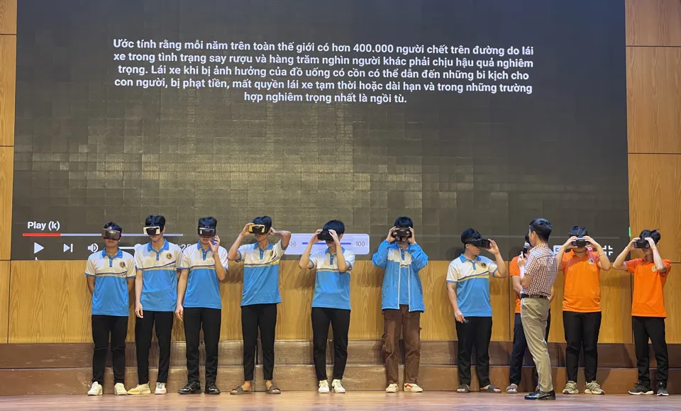 Sinh viên Trường Đại học Giao thông Vận tải trải nghiệm kính thực tế ảo. Ảnh: Ngọc Trang