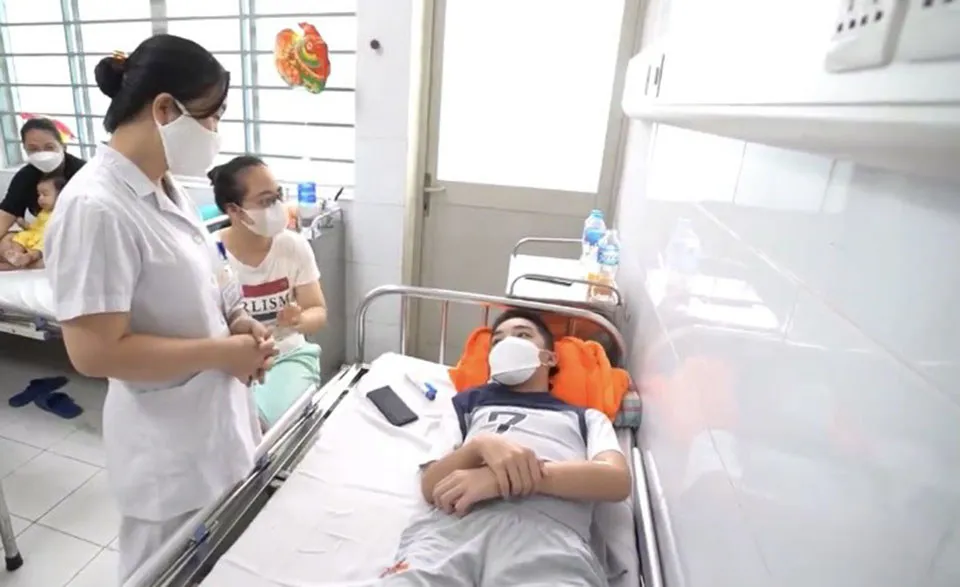 Bác sĩ thăm khám cho bệnh nhi mắc sốt xuất huyết tại Bệnh viện Nhi T.Ư. Ảnh: Bình Thanh
