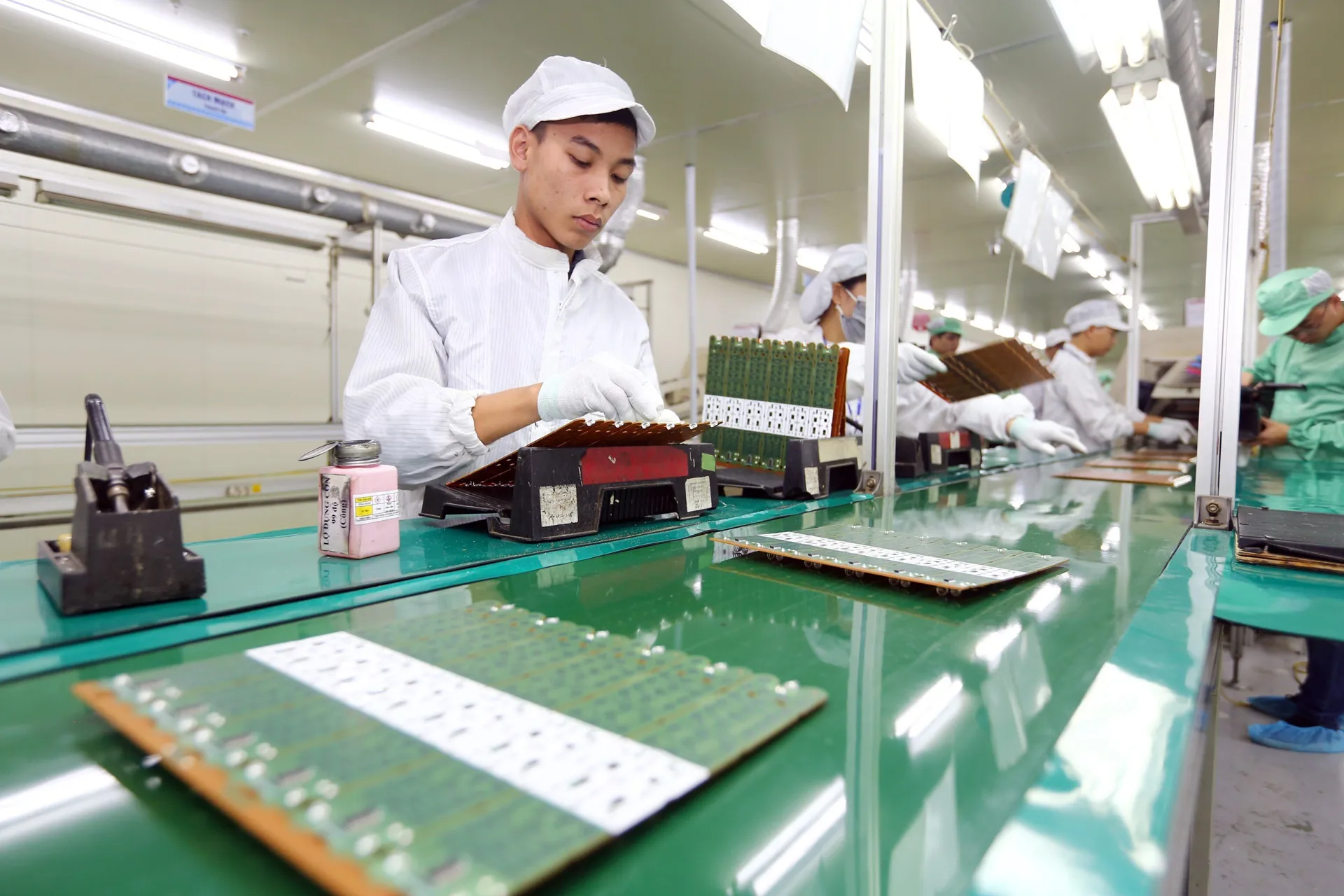 8 tháng năm 2023, cán cân thương mại hàng hóa ước tính xuất siêu 20,19 tỷ USD. Ảnh: Danh Lam