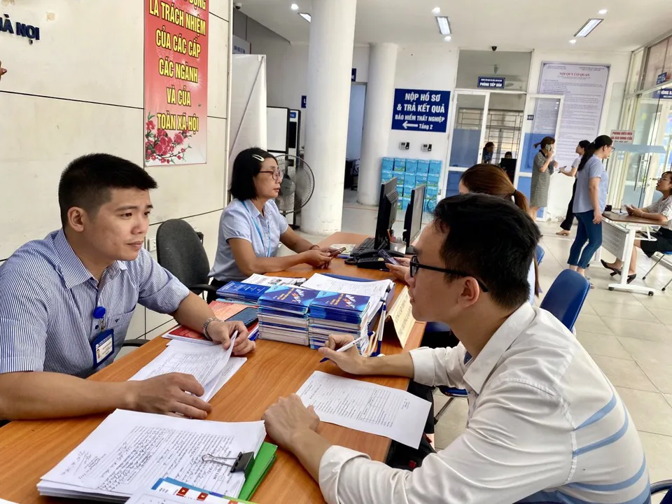 Cán bộ Trung tâm Dịch vụ việc làm Hà Nội tư vấn, giới thiệu việc làm cho người lao động. Ảnh: Trần Oanh