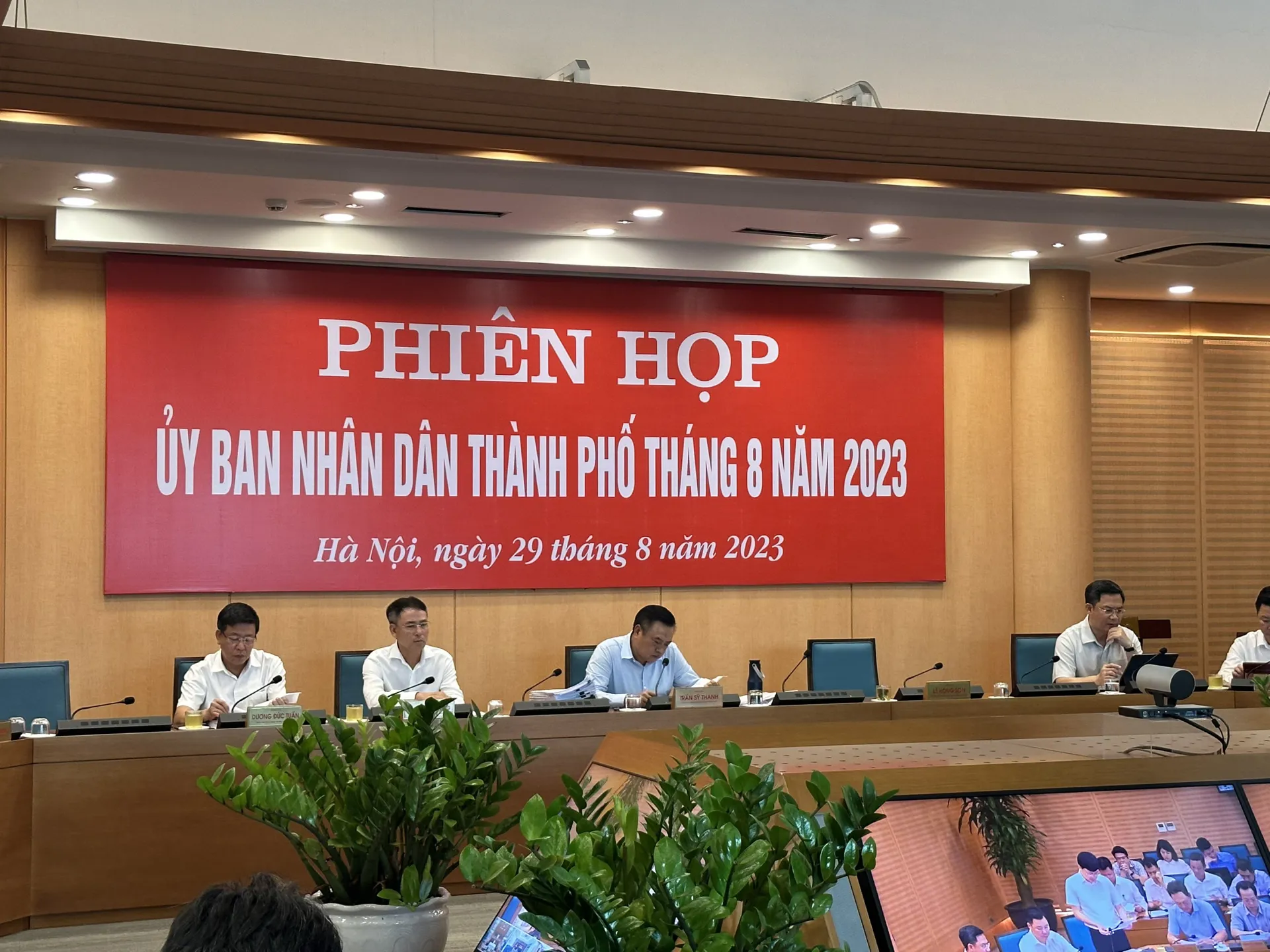 Chủ tịch UBNDTP Hà Nội Trần Sỹ Thanh chủ trì phiên họp. Ảnh: Thủy Tiên