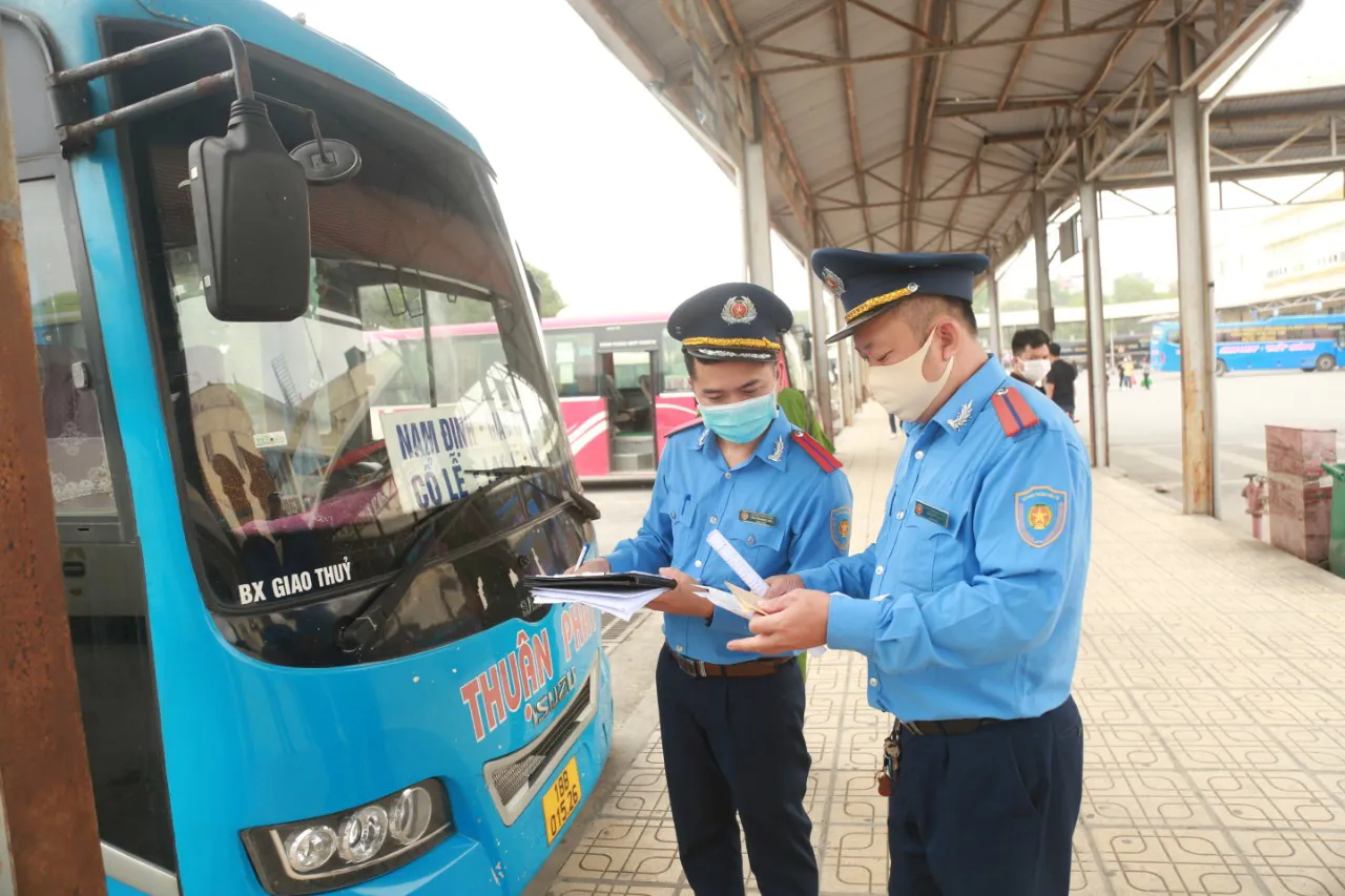 Thanh tra Sở GTVT TP Hà Nội kiểm tra phương tiện xe khách trước khi xuất bến. Ảnh: Phạm Công