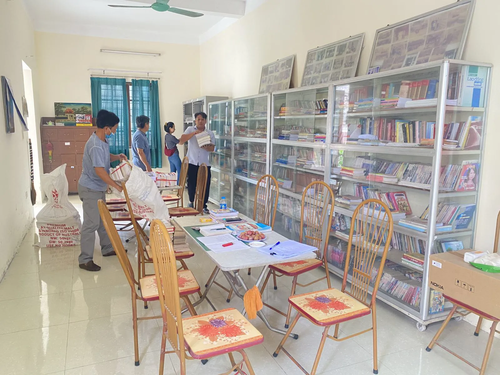 Cơ sở vật chất nhiều thư viện còn hạn chế. Ảnh: Thiên Tú