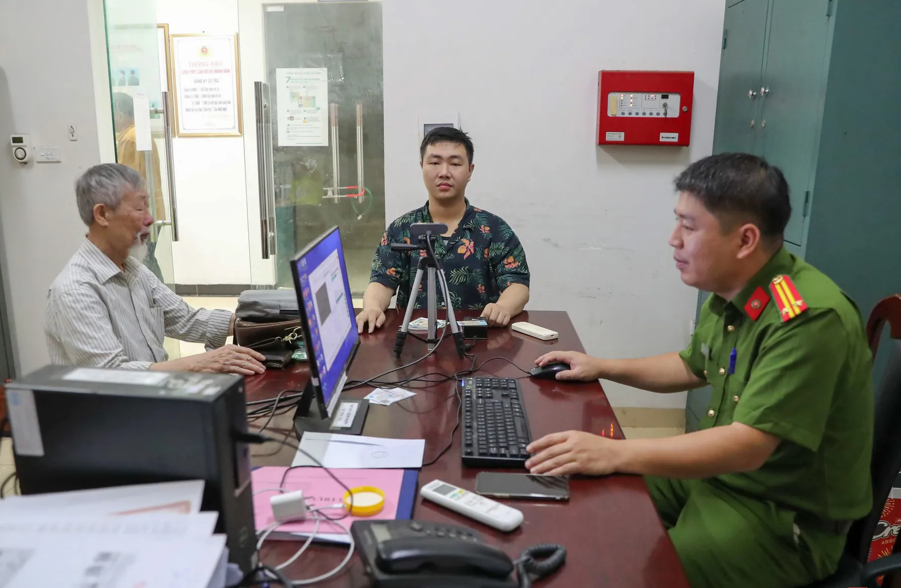 Công an quận Bắc Từ Liêm thực hiện việc kích hoạt định danh điện tử cho công dân. Ảnh: Nguyễn Nam