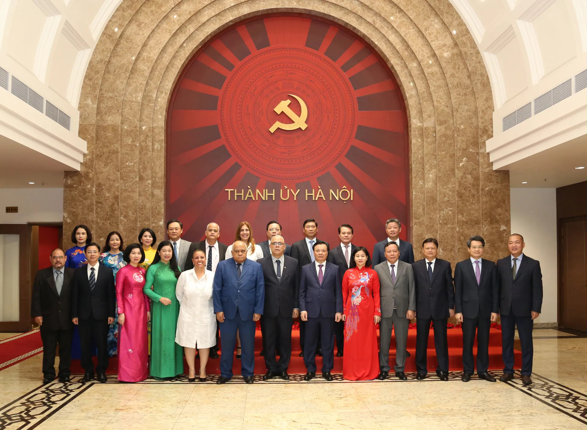 Đoàn đại biểu cấp cao TP Hà Nội và Đoàn đại biểu cấp cao Thành ủy La Habana (Cuba) chụp ảnh lưu niệm. Ảnh: Thanh Hải