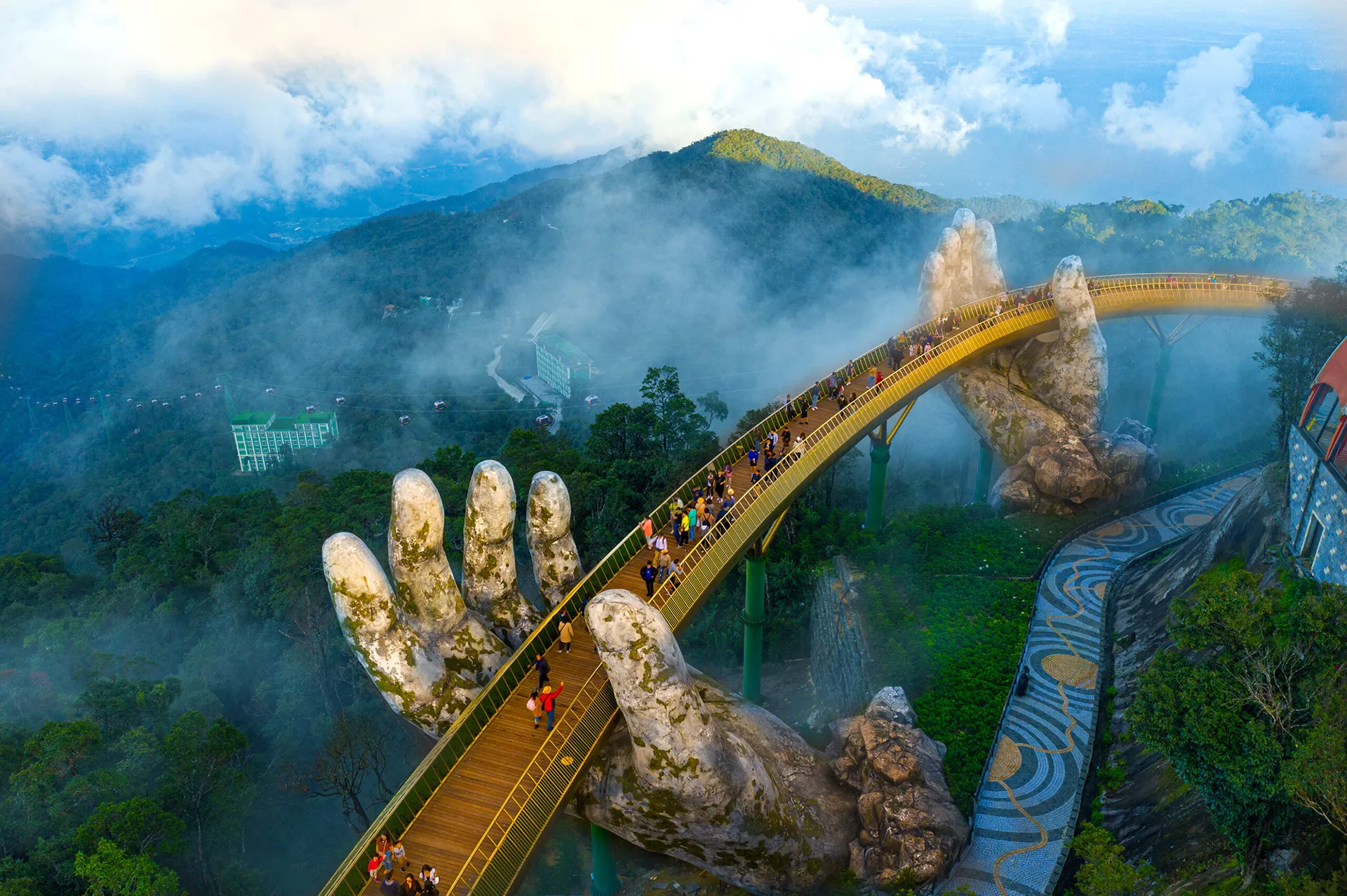 Du lịch - ngành kinh tế mũi nhọn của Đà Nẵng đang phục hồi mạnh mẽ. Ảnh: Quang Hải