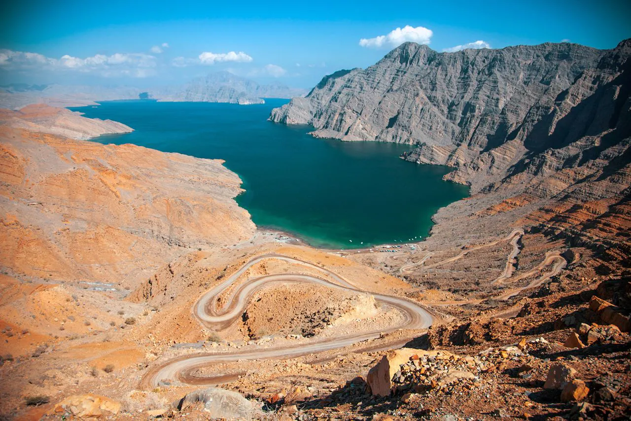 Khor Najd của bán đảo Musandam là vũng nhỏ hẹp tự nhiên được du khách yêu thích. Ảnh: CNN