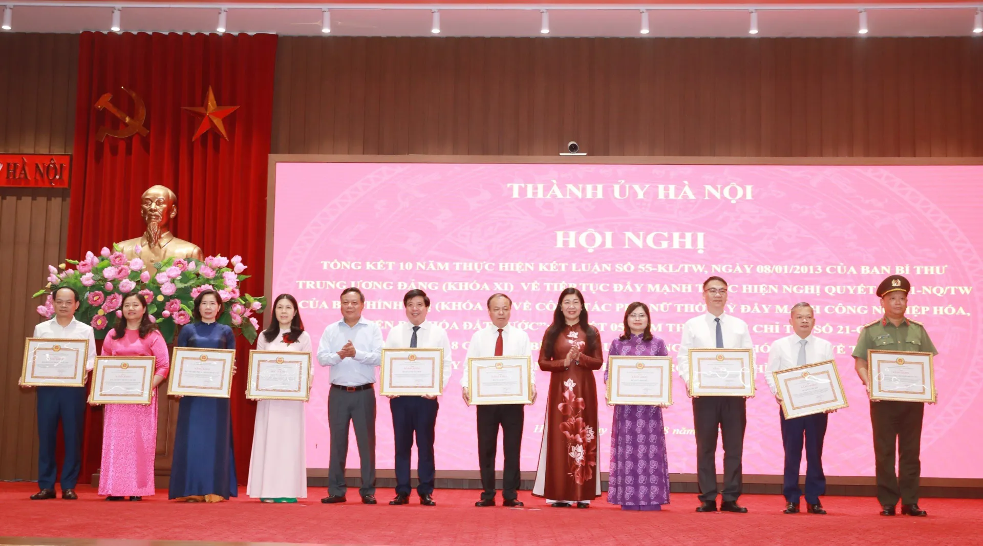 Phó Bí thư Thành ủy Nguyễn Văn Phong cùng Chủ tịch Ủy ban MTTQ Việt Nam TP Hà Nội Nguyễn Lan Hương trao Bằng khen cho các tập thể có thành tích. Ảnh: Trần Long
