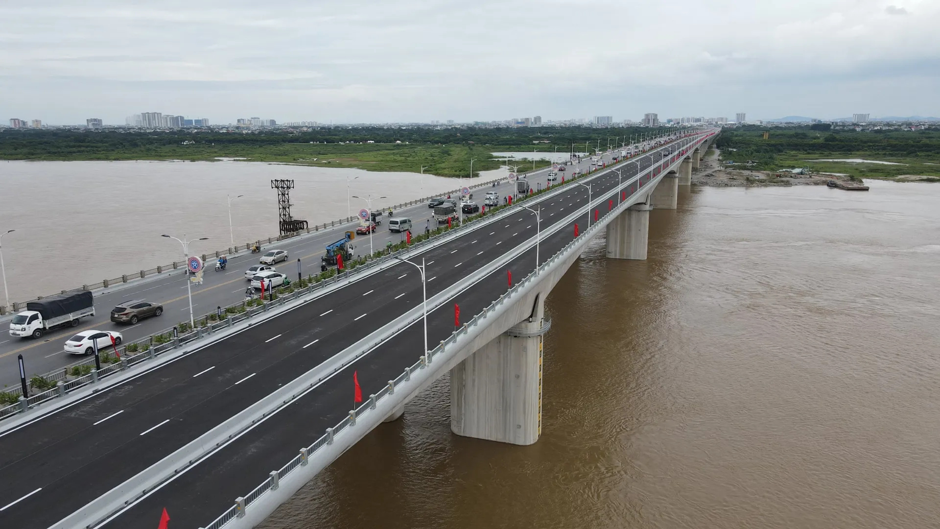 Quang cảnh cầu Vĩnh Tuy sau khi hoàn thành giai đoạn 2. Ảnh: Phạm Công
