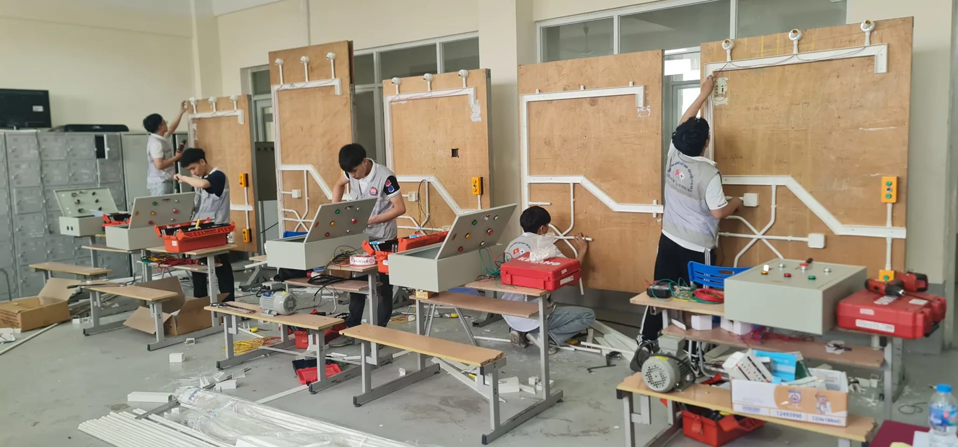 Sinh viên học thực hành tại Trường Cao đẳng nghề Việt Nam - Hàn Quốc TP Hà Nội. Ảnh: Trần Oanh