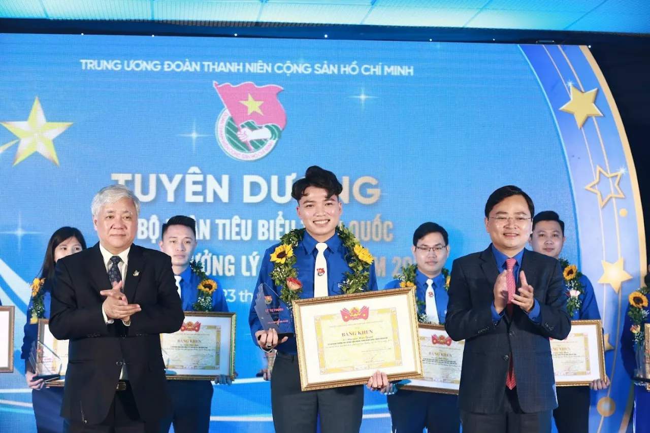 Thầy Nguyễn Hữu Quyết vinh dự nhận giải thưởng Lý Tự Trọng 2022. Ảnh: Văn Công