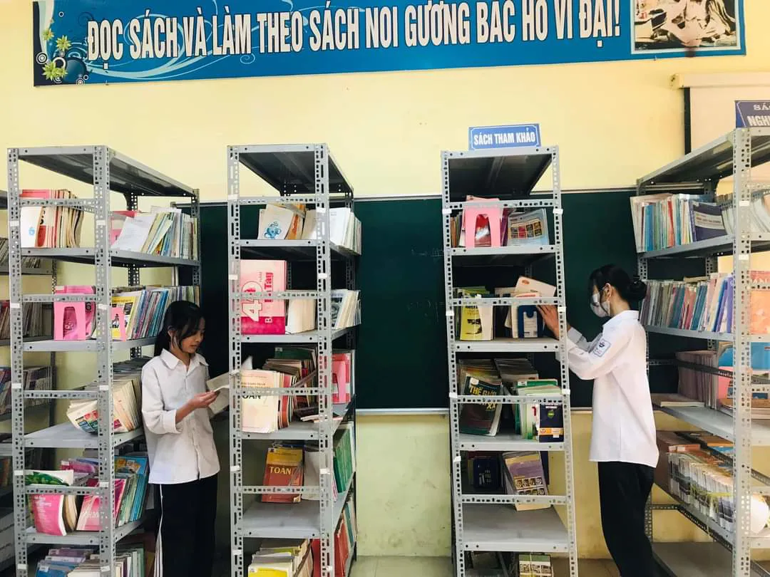 Tủ sách thanh thiếu nhi, tủ sách thanh niên và thư viện số do Huyện đoàn Thanh Oai triển khai tại các nhà văn hóa thôn thuộc xã Tam Hưng, huyện Thanh Oai. Ảnh: Ánh Ngọc