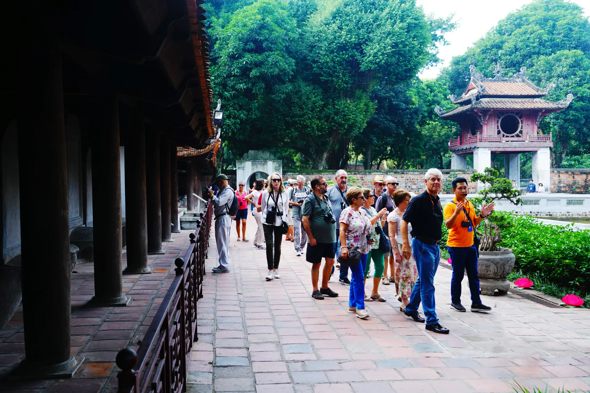 Khách quốc tế tham quan Khu di tích Văn Miếu - Quốc Tử Giám. Ảnh: Phạm Hùng