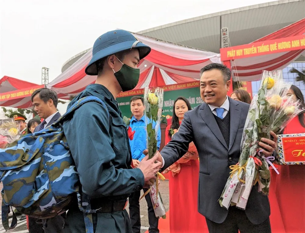Chủ tịch UBND TP Hà Nội Trần Sỹ Thanh động viên tân binh huyện Đông Anh lên đường nhập ngũ năm 2023. Ảnh: Tiến Thành