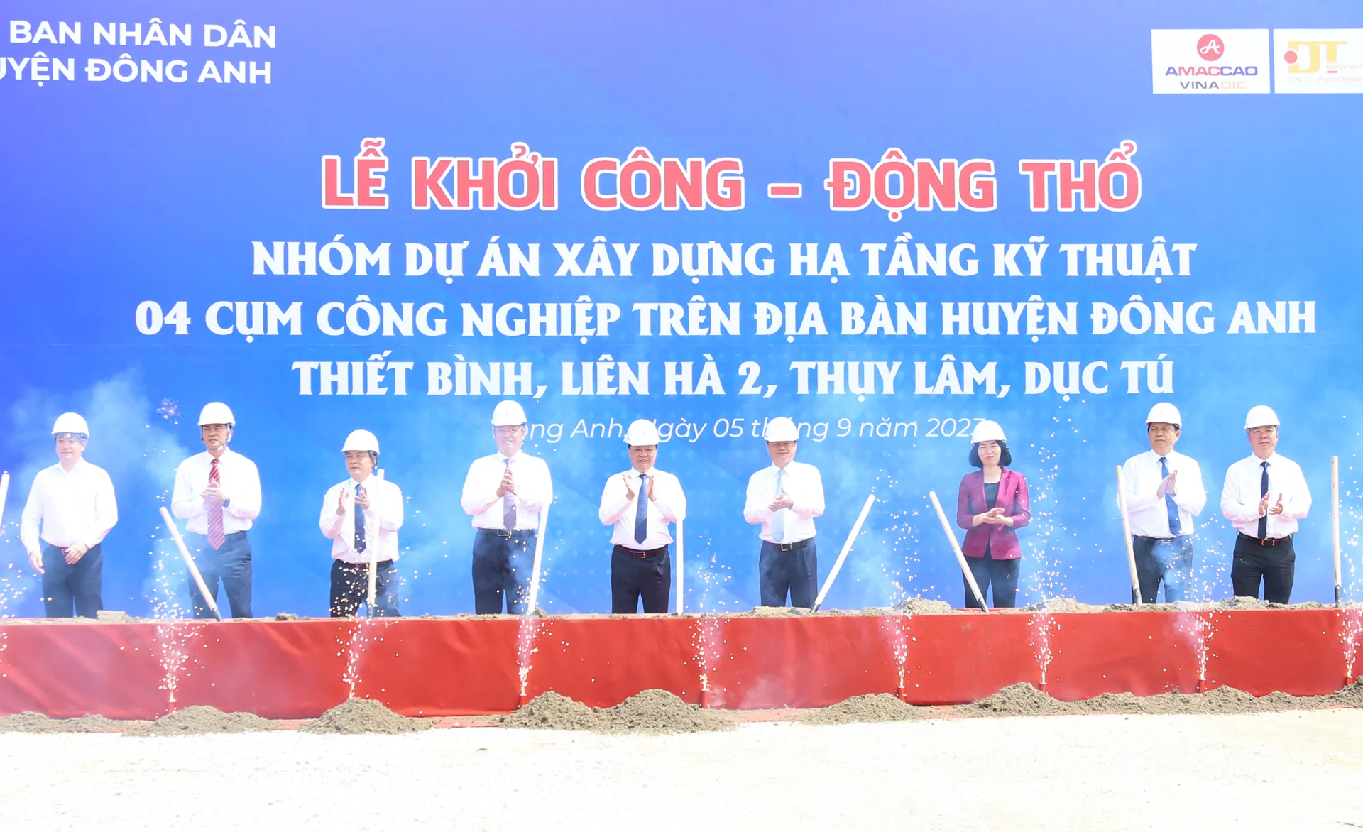 Các đại biểu làm lễ khởi công - động thổ xây dựng hạ tầng kỹ thuật 4 Cụm công nghiệp trên địa bàn huyện Đông Anh. Ảnh: Thanh Hải