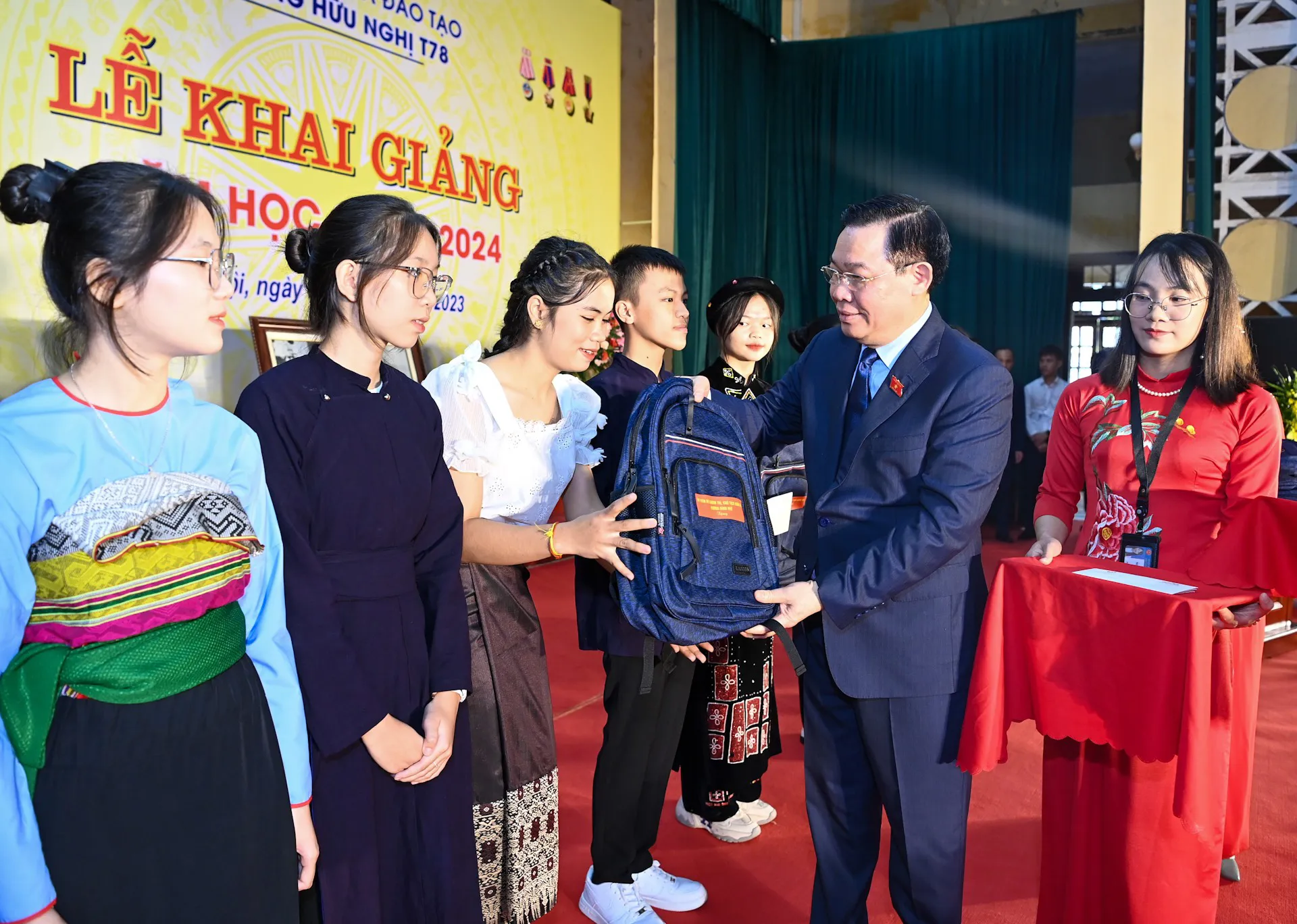 Chủ tịch Quốc hội Vương Đình Huệ trao tặng quà cho các em học sinh Trường Hữu nghị T78, huyện Phúc Thọ nhân dịp khai giảng năm học 2023 - 2024. Ảnh: Duy Linh