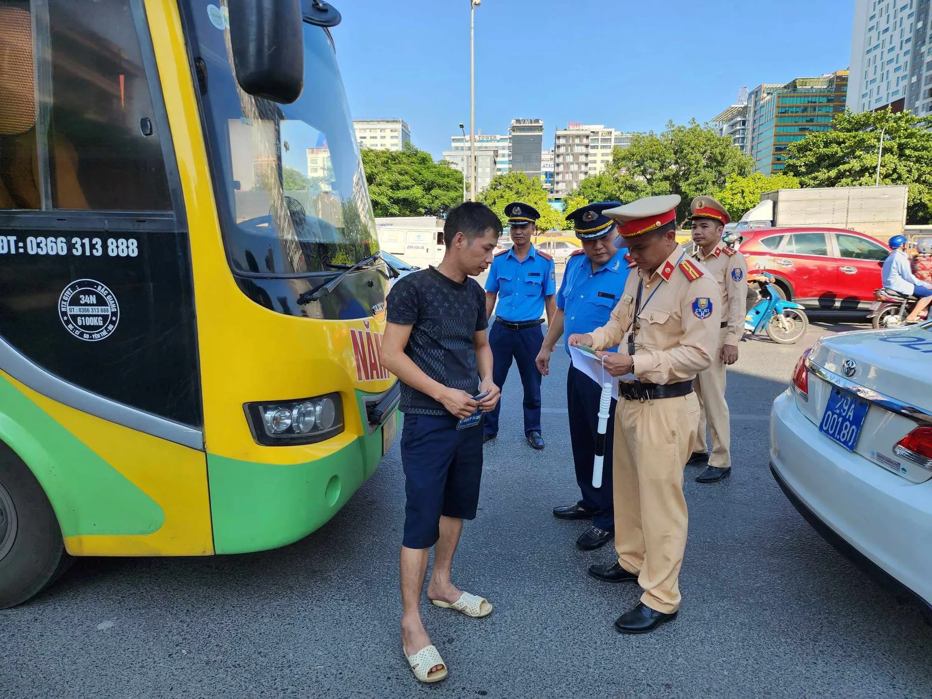Lực lượng liên ngành TP Hà Nội xử lý một trường hợp vi phạm tại khu vực bến xe phía Nam. Ảnh: Chu Dũng