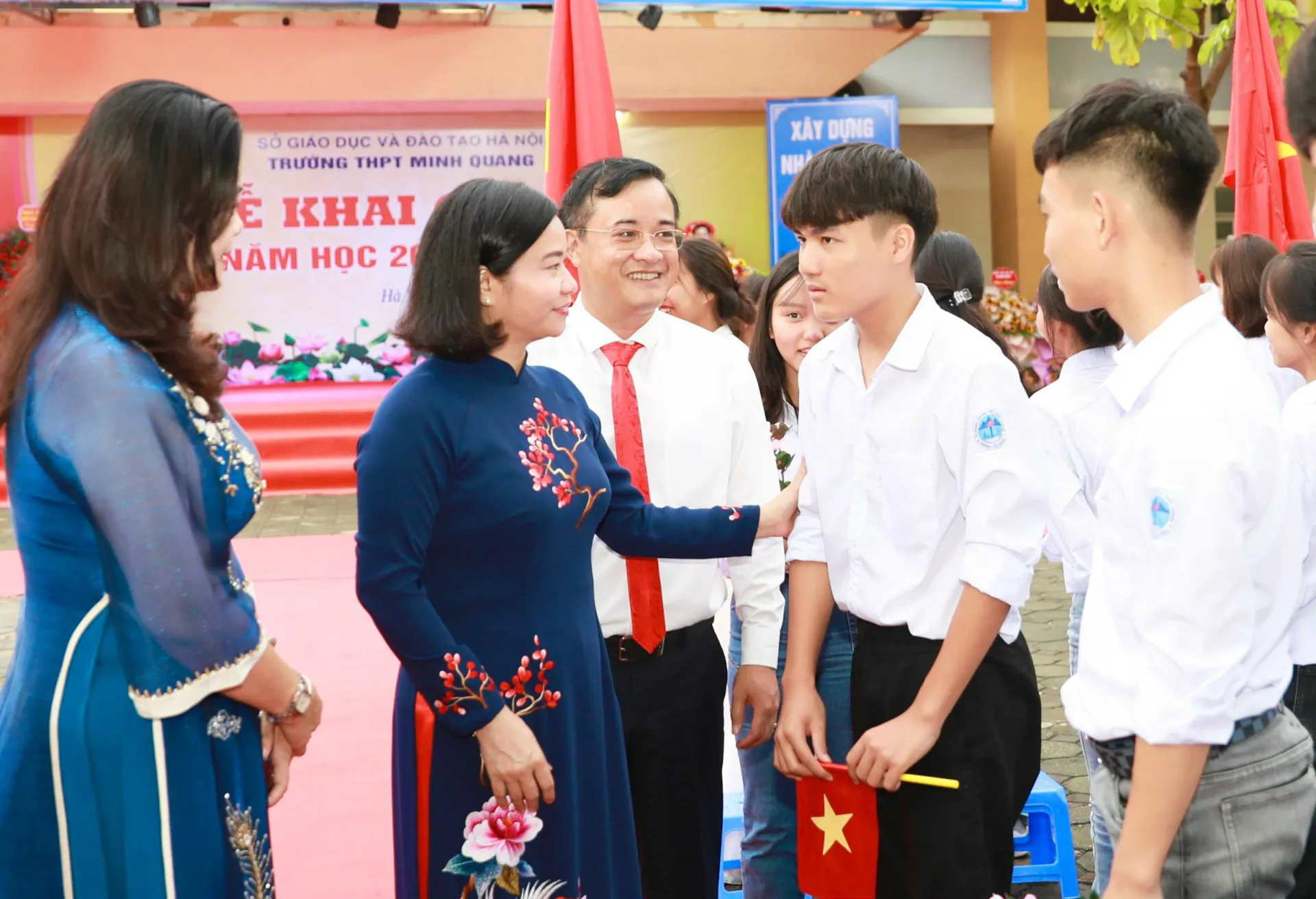 Phó Bí thư Thường trực Thành ủy Hà Nội Nguyễn Thị Tuyến thăm, động viên các học sinh Trường THPT Minh Quang, huyện Ba Vì. Ảnh: Ngọc Tú