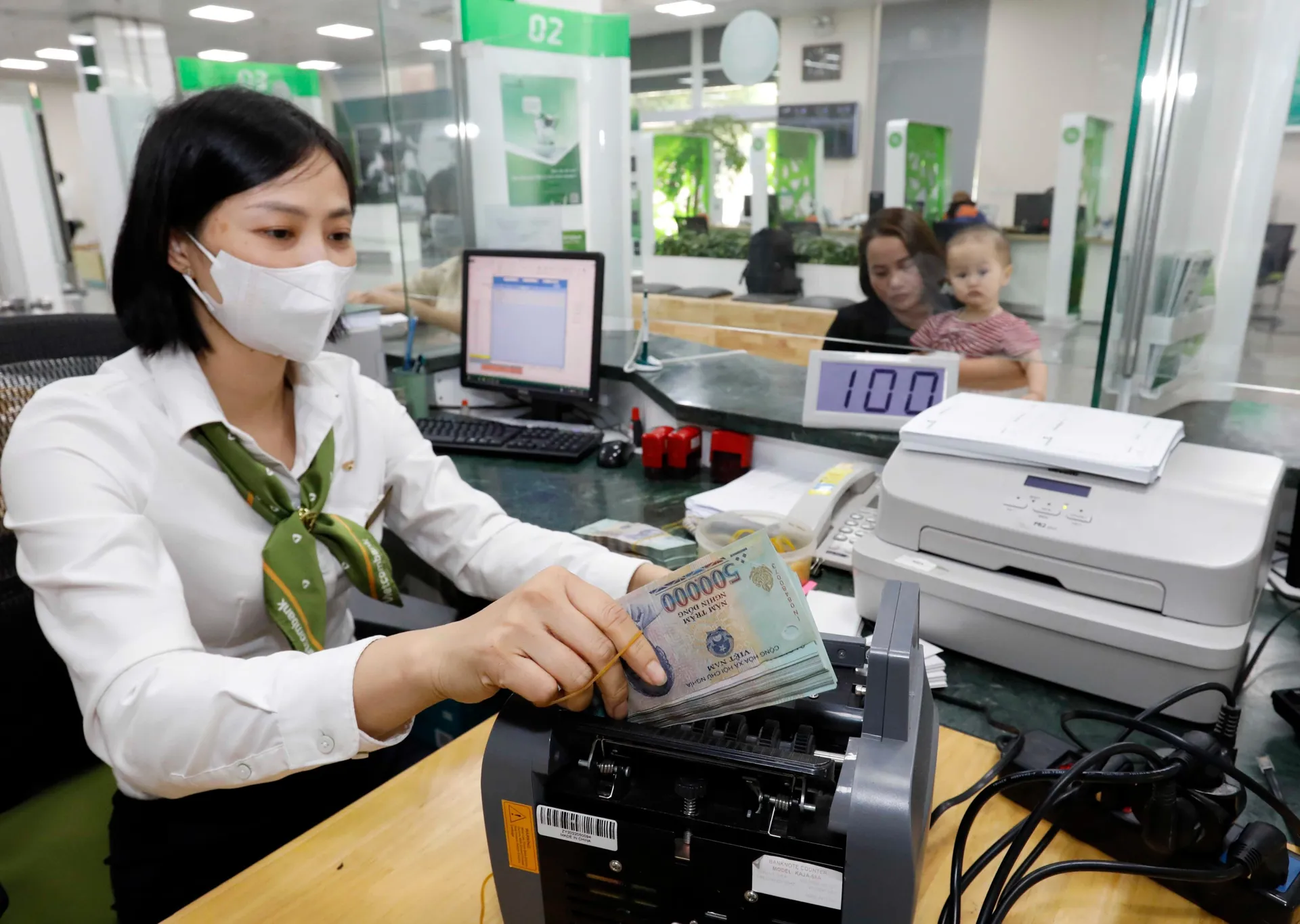Hoạt động nghiệp vụ tại Vietcombank, chi nhánh Hà Nội. Ảnh: Hải Linh